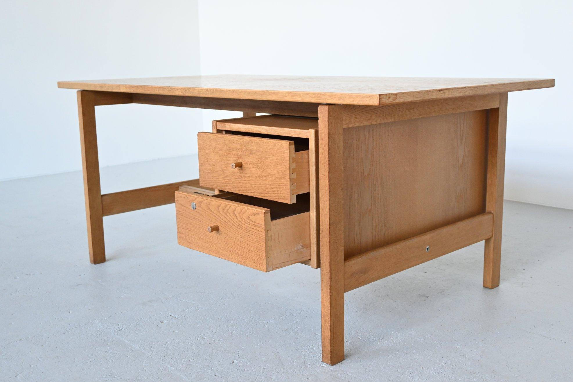 Hans J. Wegner Model GE 125 Desk GETAMA Oak, Denmark, 1970 In Good Condition In Etten-Leur, NL