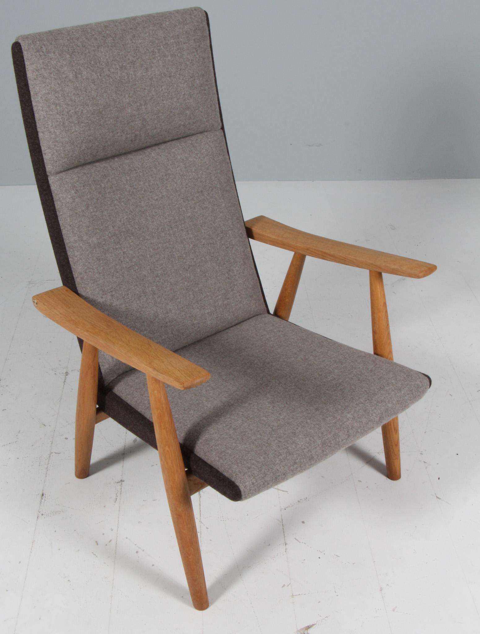 Hans J. Wegner model Ge-260 new upholstered with 100% New Zealand wool.

Renovated light oiled oak frame. Brass screws.

Model Ge-260, made by Getama.