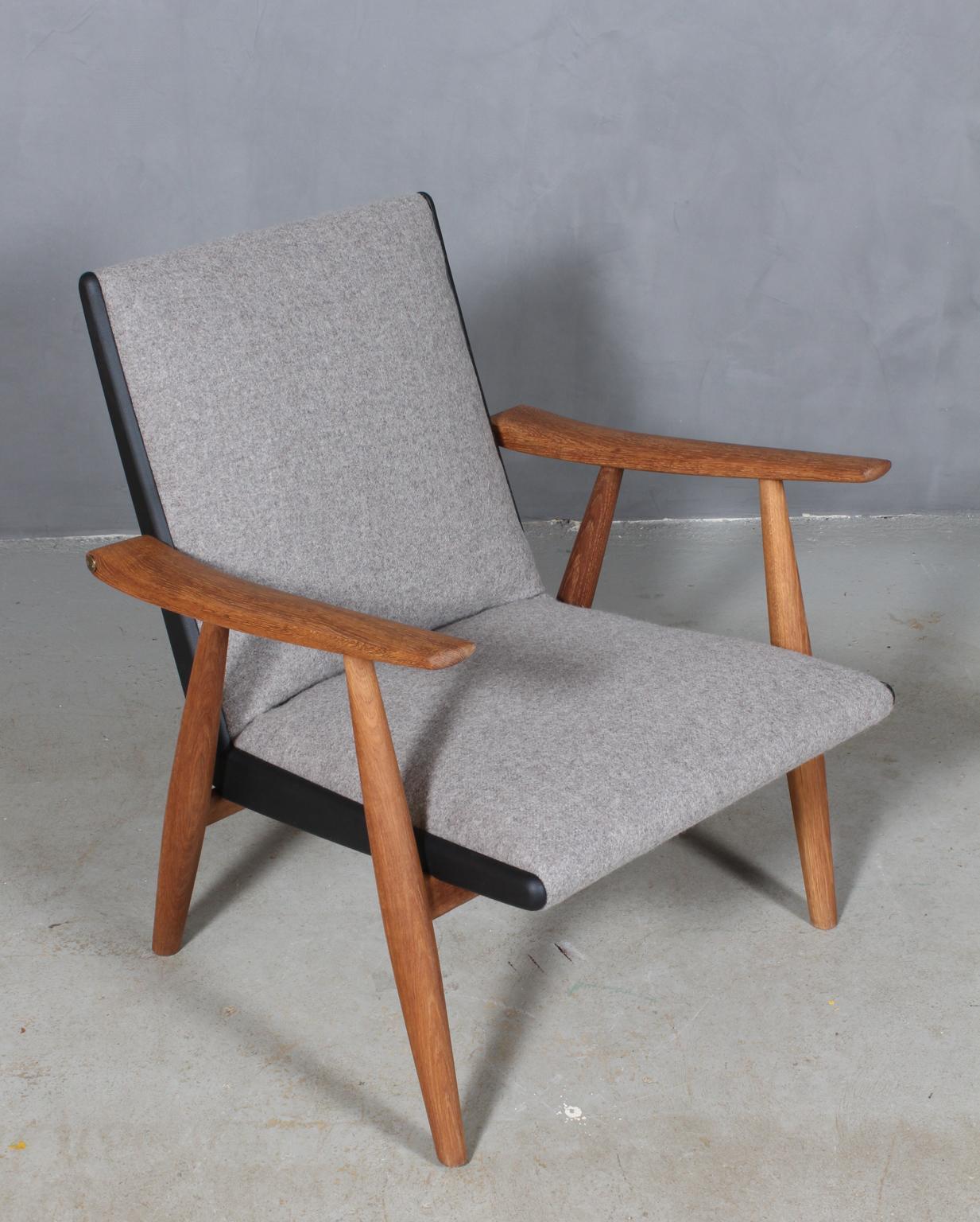 Hans J. Wegner model Ge-260 new upholstered with wool and leather.

Renovated oak frame. Brass screws.

Model Ge-260, made by Getama, 1960s, Denmark.