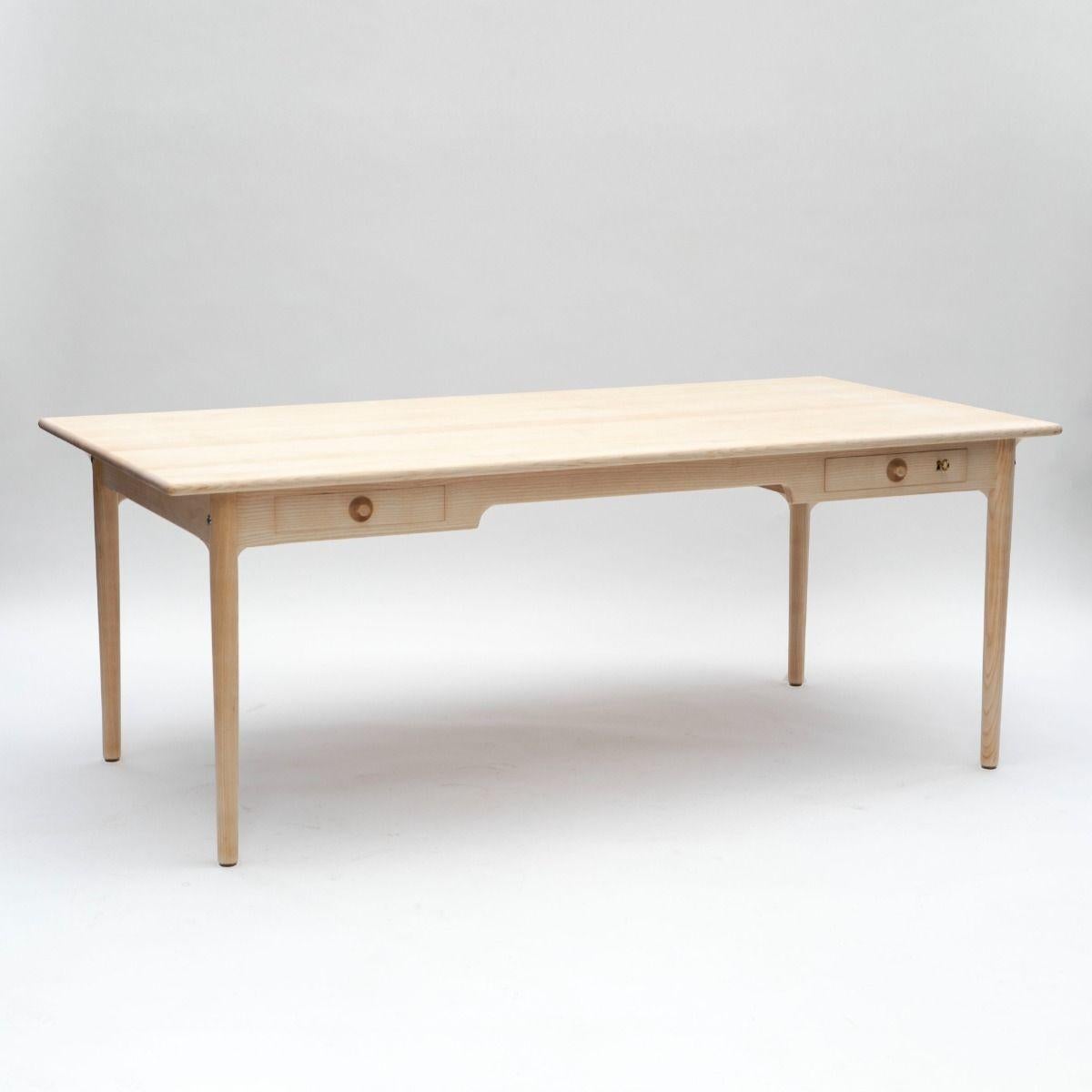 Hans J. Wegner Schreibtisch, Modell PP 312, entworfen für PP Møbler im Jahr 1981. Der aus massivem Eschenholz gefertigte Schreibtisch zeichnet sich durch sein elegantes und funktionales Design aus, das von höchster Handwerkskunst zeugt. Die große
