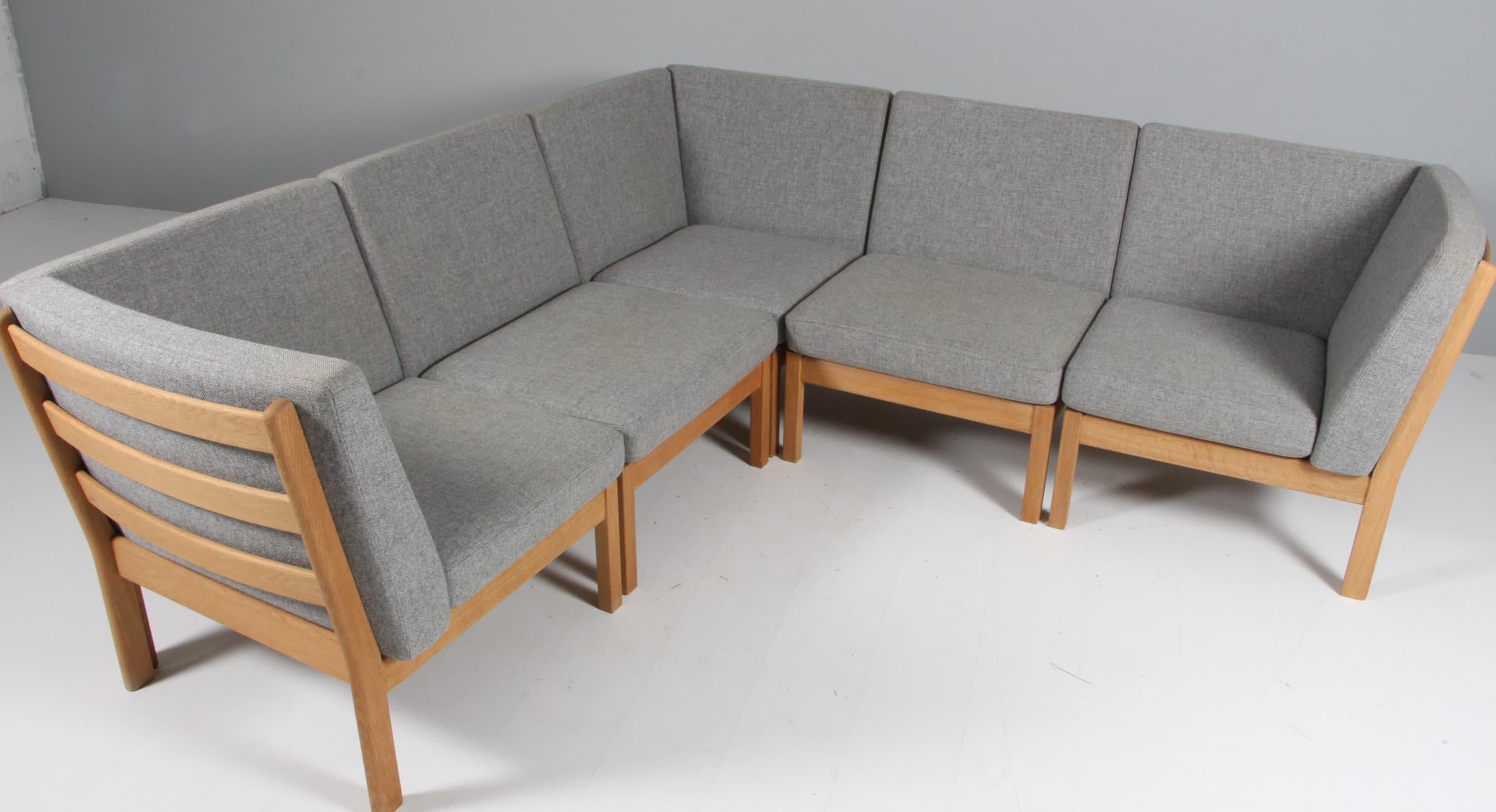 Hans J. Wegner modul / corner sofa with frame of soap treated oak. Original upholstered with Hallingdal 130 wool from Kvadrat. 

Model GE280, made by Getama.