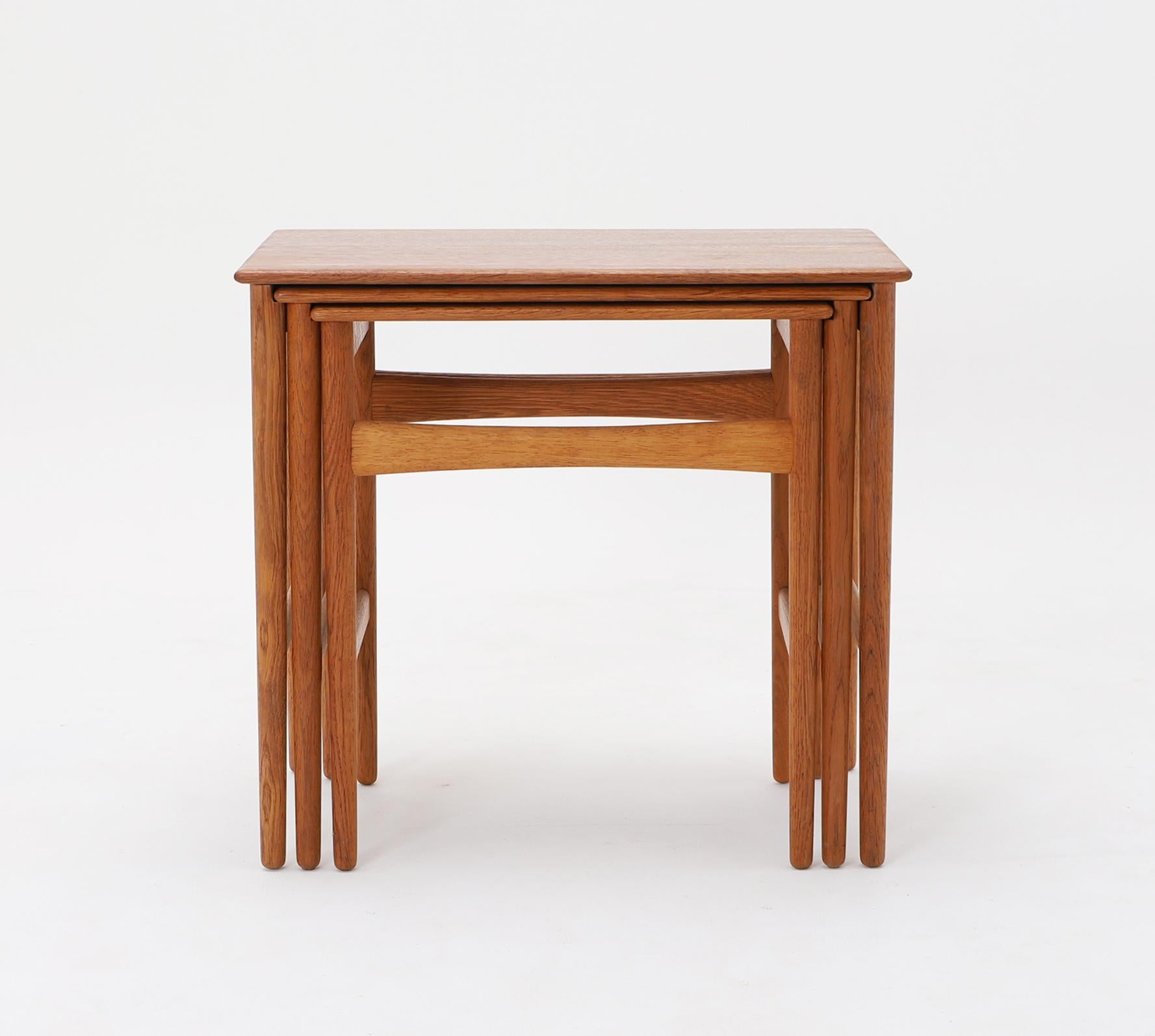 Nesting table AT-40 designed by Hans Wegner.

The item is in good condition.
There is a stamp of Made in Denmark on the back of the smallest table.

Large) W520×D335×H480 (mm)
Middle) W445×D310×H465 (mm)
Small) W400×D290×H450 (mm)
