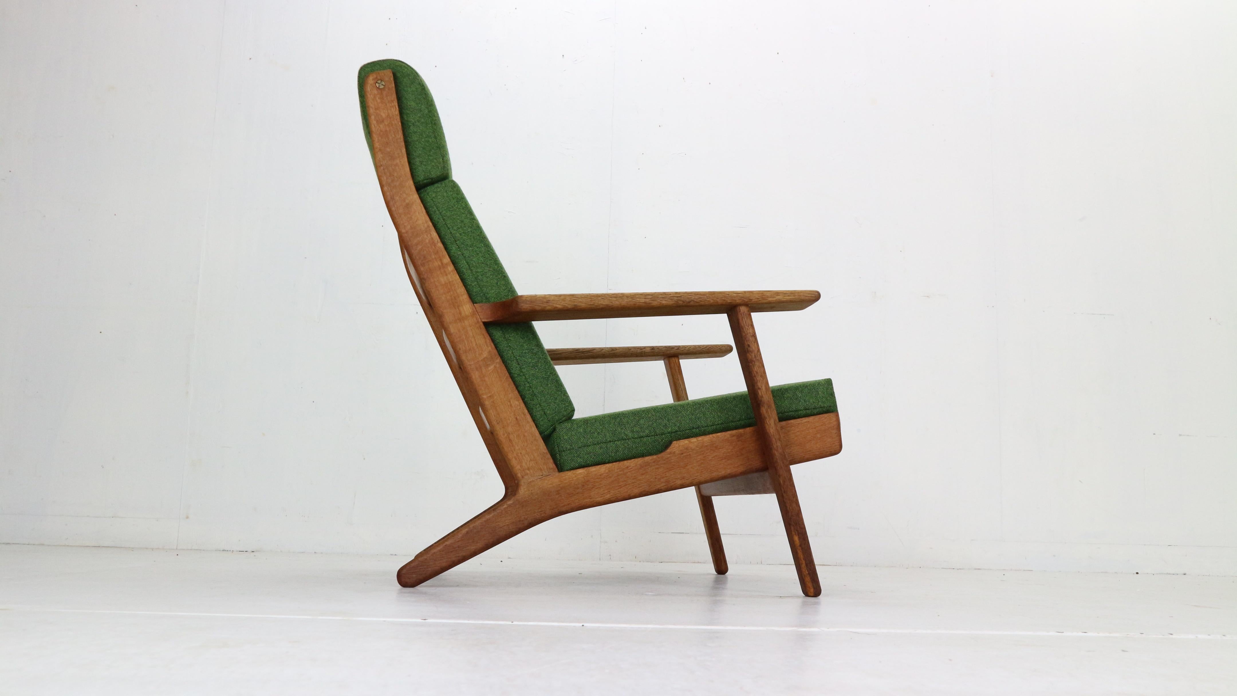 Scandinavian Modern period lounge chair or armchair designed by Hans J. Wegner and manufactured by GETAMA in 1960's period, Denmark.

Solid oak chair with elegant curving details and strong wide armrests, high backrests creates the most