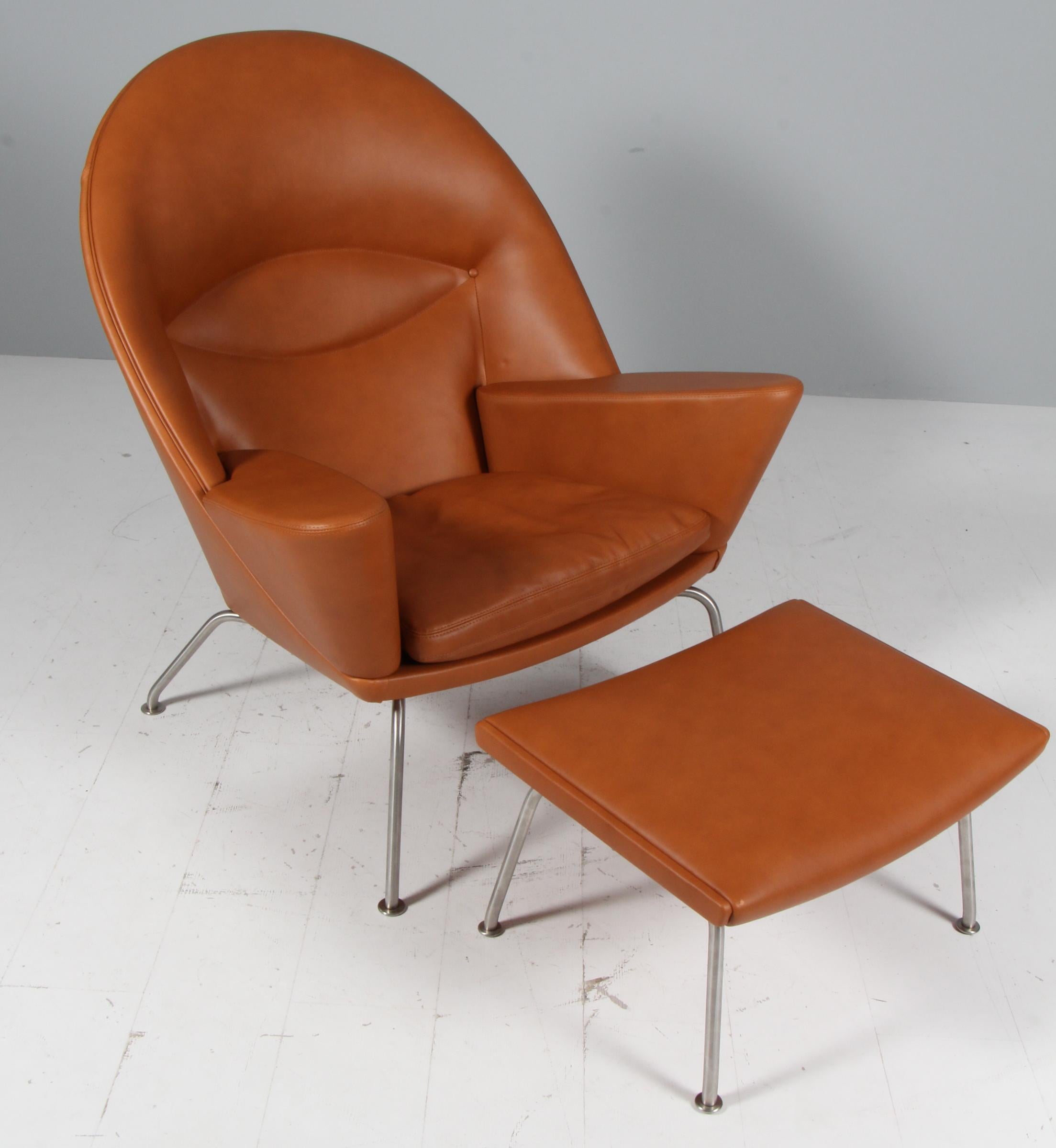 Chaise longue et ottoman Hans J. Elegner en cuir aniline pleine fleur à l'élégance nobiliaire.

Pieds en acier inoxydable brossé.

Modèle Oculus, fabriqué par Carl Hansen.