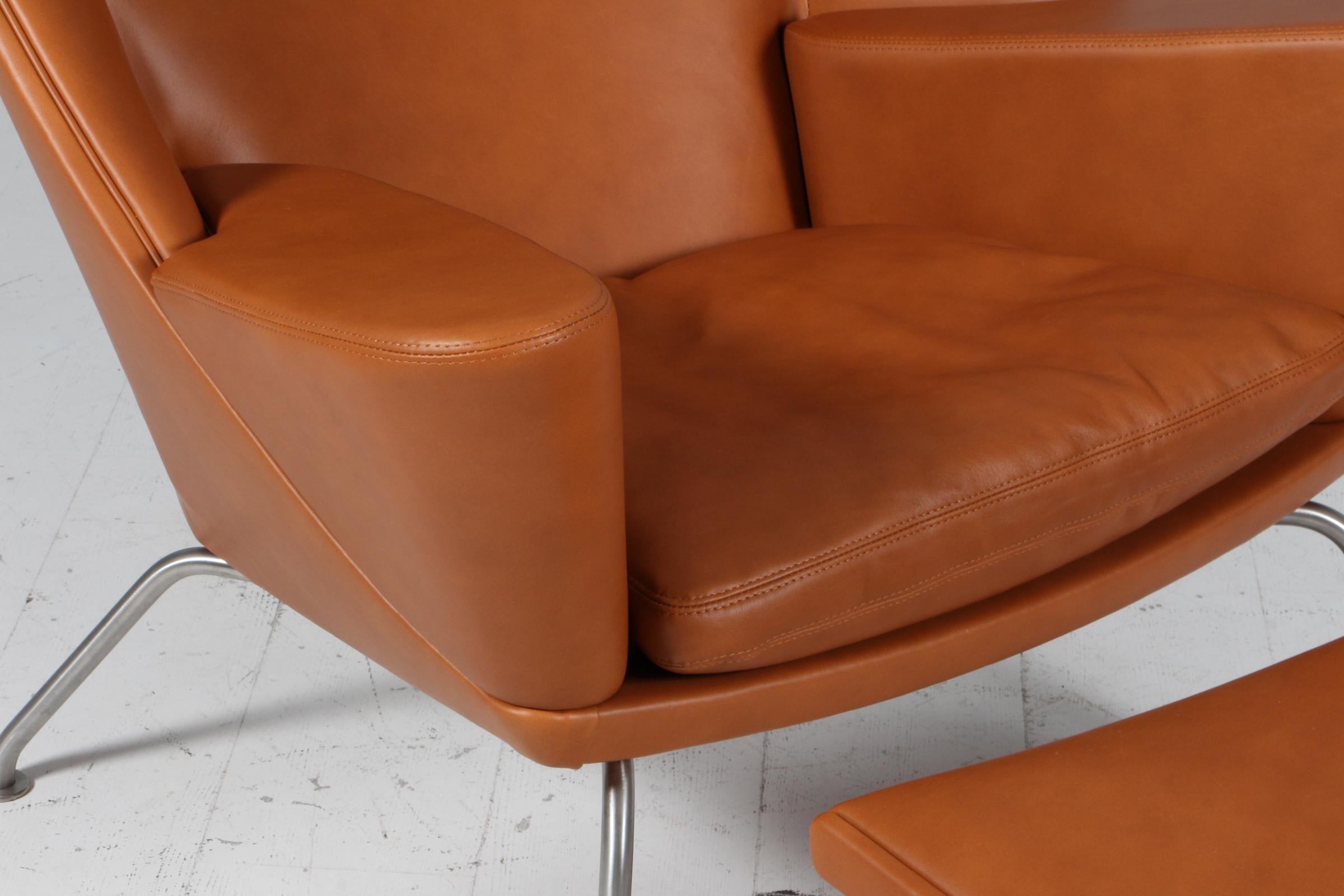 Danois Hans J. Wegner Chaise longue Oculus et ottoman en cuir de noyer pleine fleur en vente