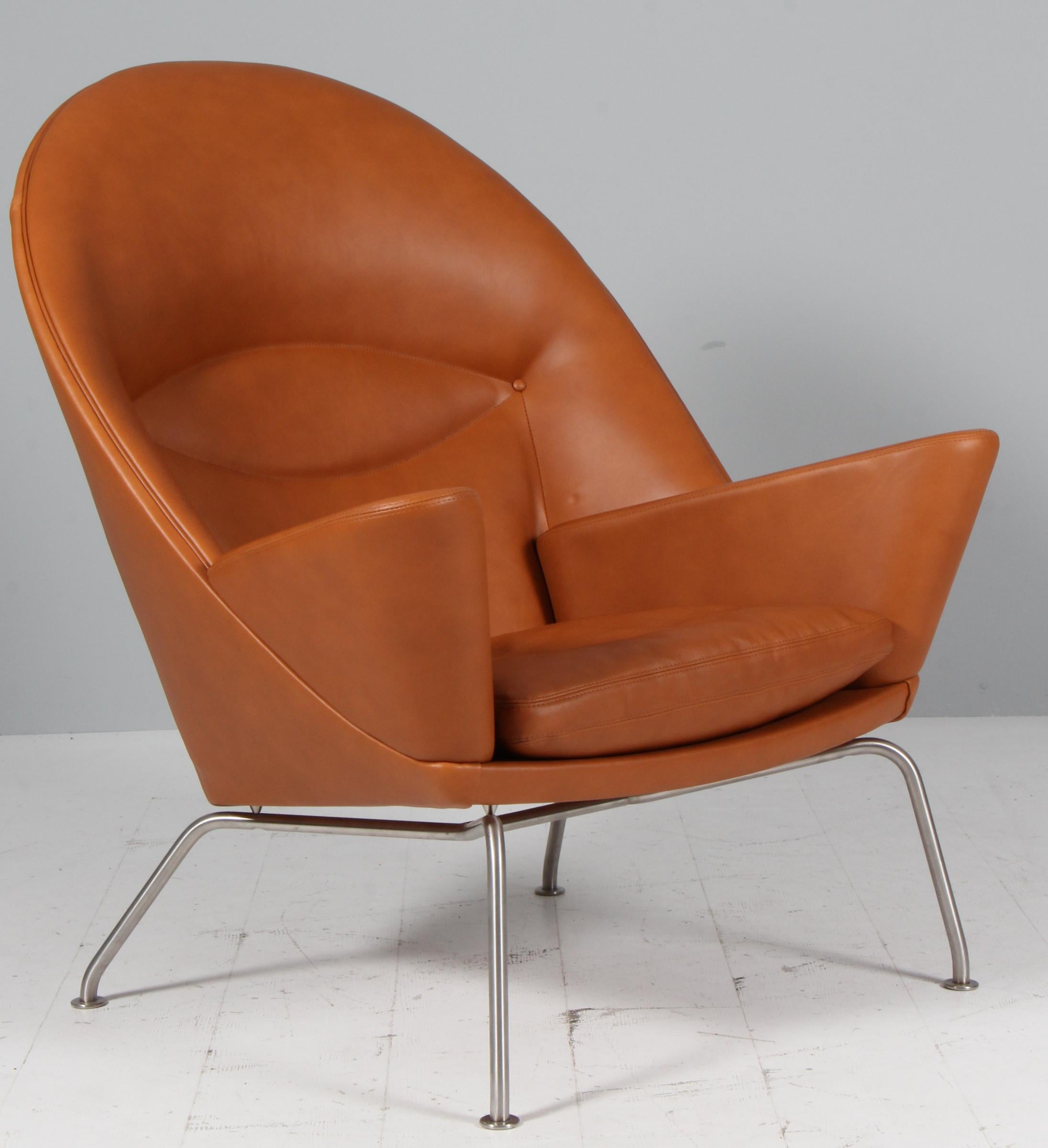Acier inoxydable Hans J. Wegner Chaise longue Oculus et ottoman en cuir de noyer pleine fleur en vente