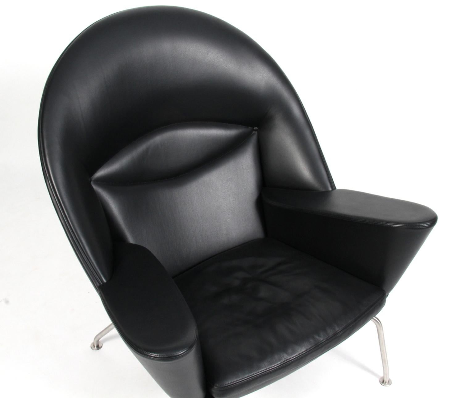 Hans J. Wegner lounge chair in black original Thor leather.

Legs of brushed stainless steel.

Model Oculus, made by Carl Hansen.