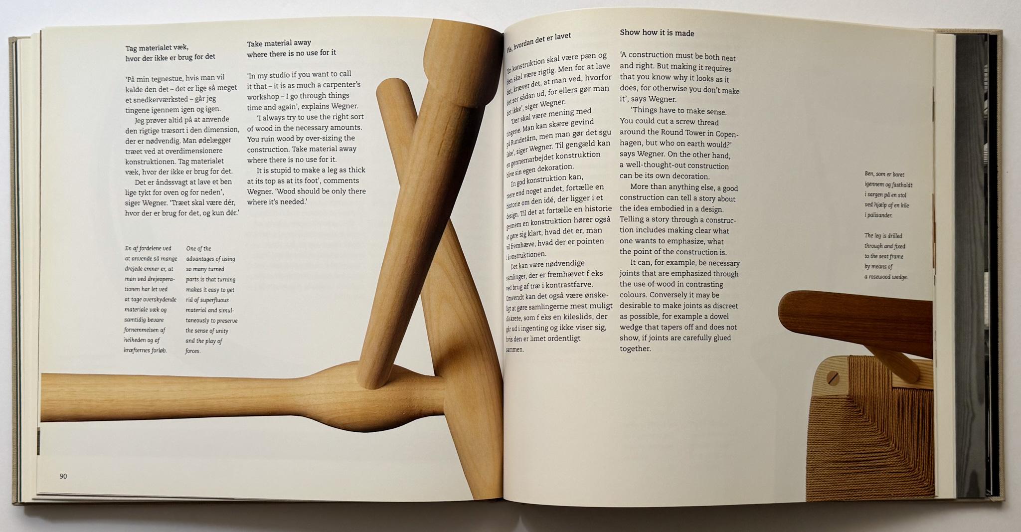 Primera edición de una monografía sobre el célebre ebanista, diseñador y arquitecto danés Hans J. Wegner, publicada en 1994 por el Design Centre danés. Texto paralelo en danés e inglés de Jens Bernsen con diseño gráfico del autor y Kim Petersen. 8vo