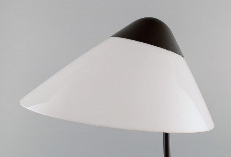 Hans J. Wegner. Opala table lamp in lacquered aluminium and opal glass. 
Large model. Late 20th century.
Measures: height: 58 cm.
Screen diameter: 41.5 cm.
Foot diameter: 21 cm.
In excellent condition.