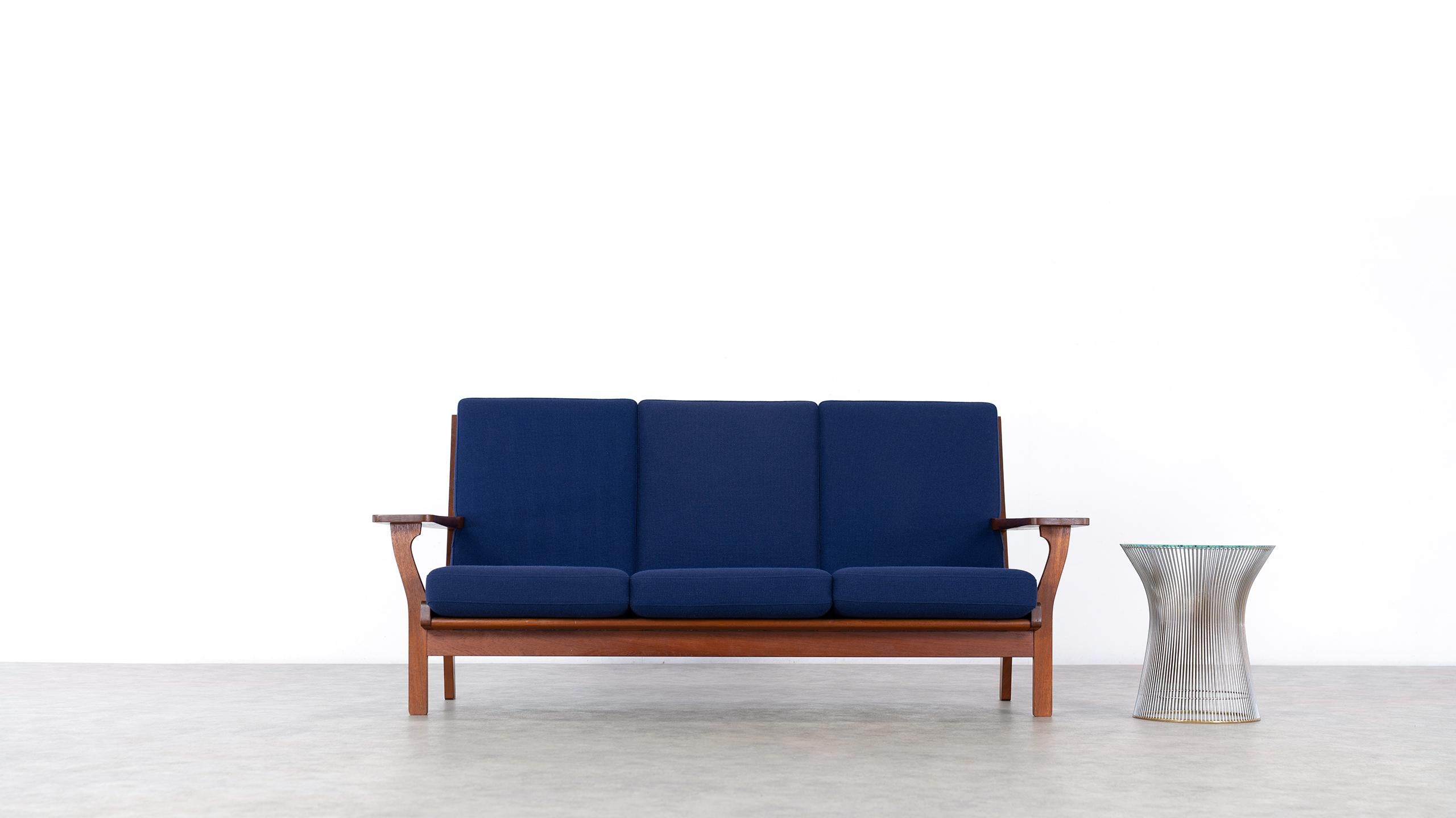 Here you have the opportunity to purchase an extremely rare 3seater sofa by Hans J. Wegner, designed in 1956 for GETAMA in Denmark. 
The stamped and handcrafted frame is made of teak.

GETAMA still produces many of Wegner's designs today, but not