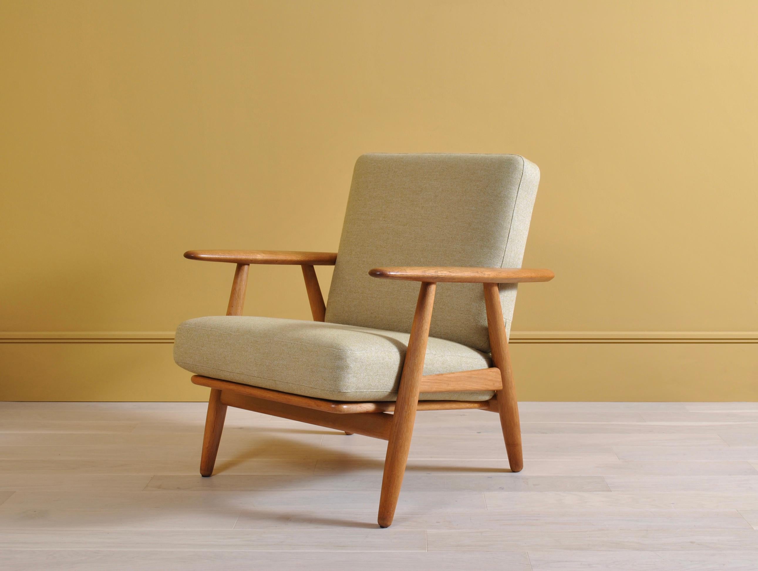 Hans J Wegner, Original GE240 Cigar Chair In Good Condition In London, GB