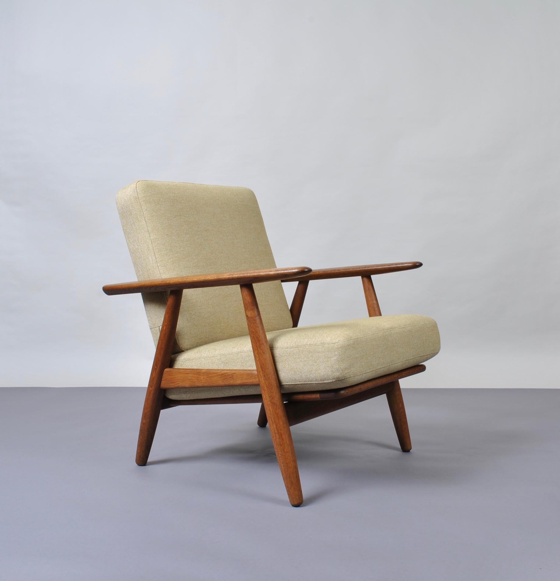 Hans J Wegner, Original GE240 Lounge Chair, Fumed Oak, New Upholstery  In Good Condition In London, GB