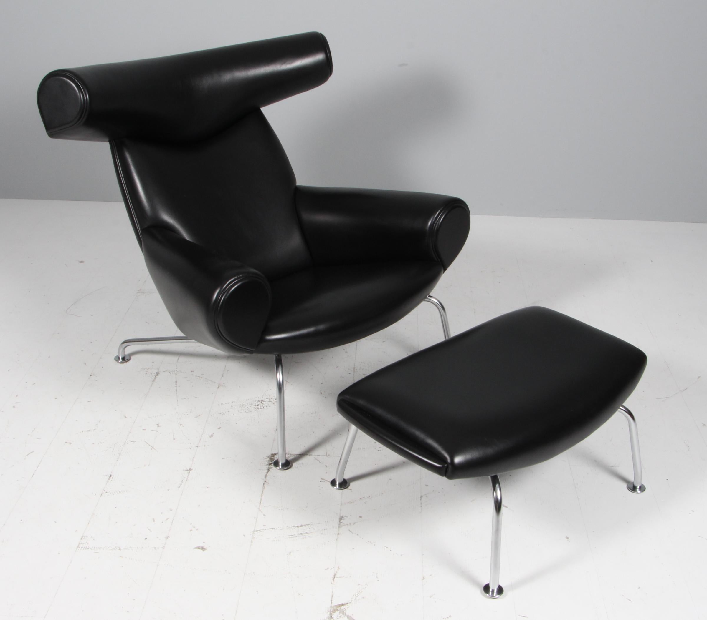 Der unsterbliche Klassiker EJ-100, Ox Stuhl mit Ottomane, wurde 1960 von Hans J. Wegner entworfen und gilt als einer von Wegners wichtigsten Stühlen. Es war Wegners Faszination für Picasso, die ihn zu diesem skulpturalen und kraftvollen Stuhl