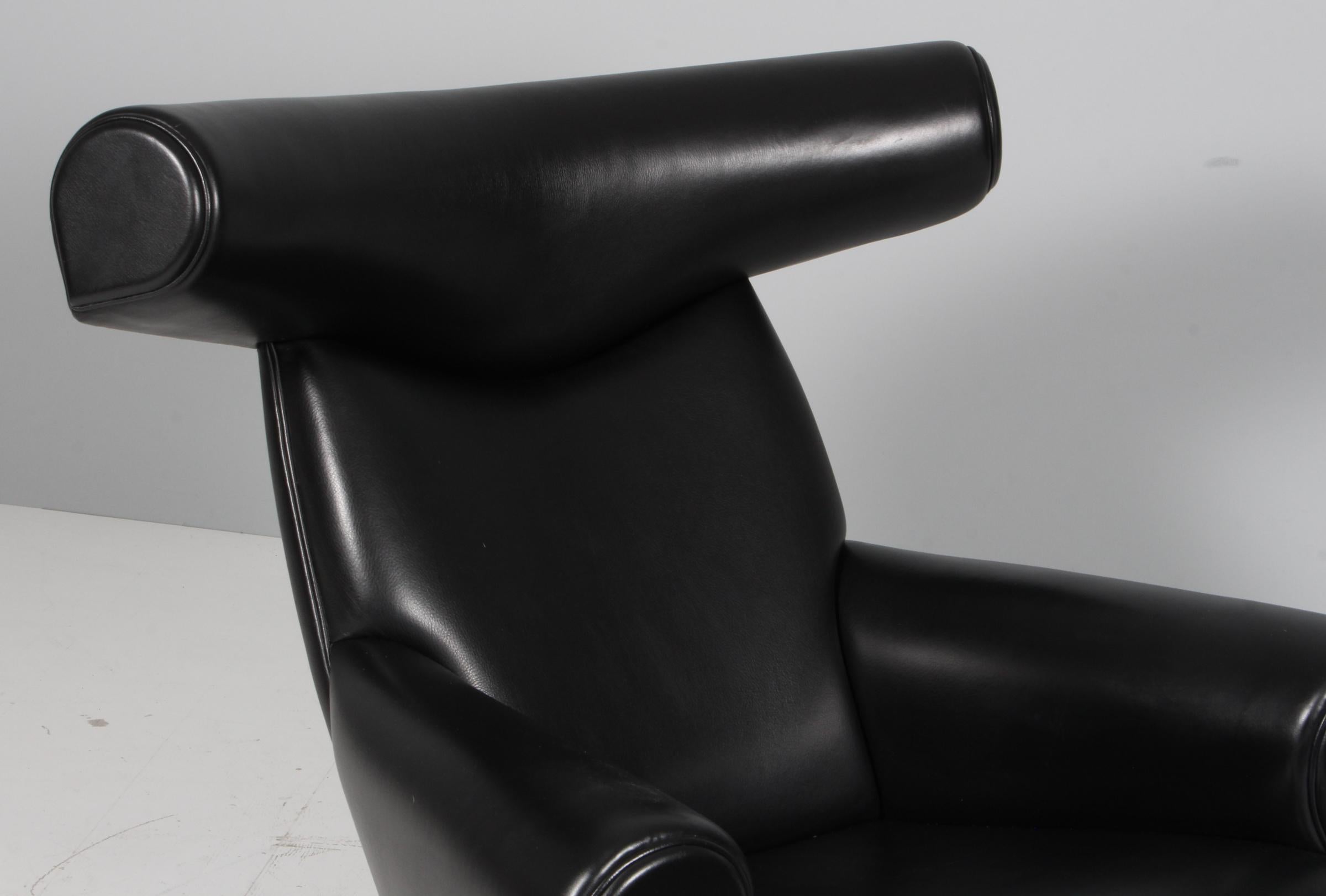 Hans J. Wegner Ox Chair und Ottomane Model No. EJ 100, schwarzes Originalleder (Skandinavische Moderne) im Angebot