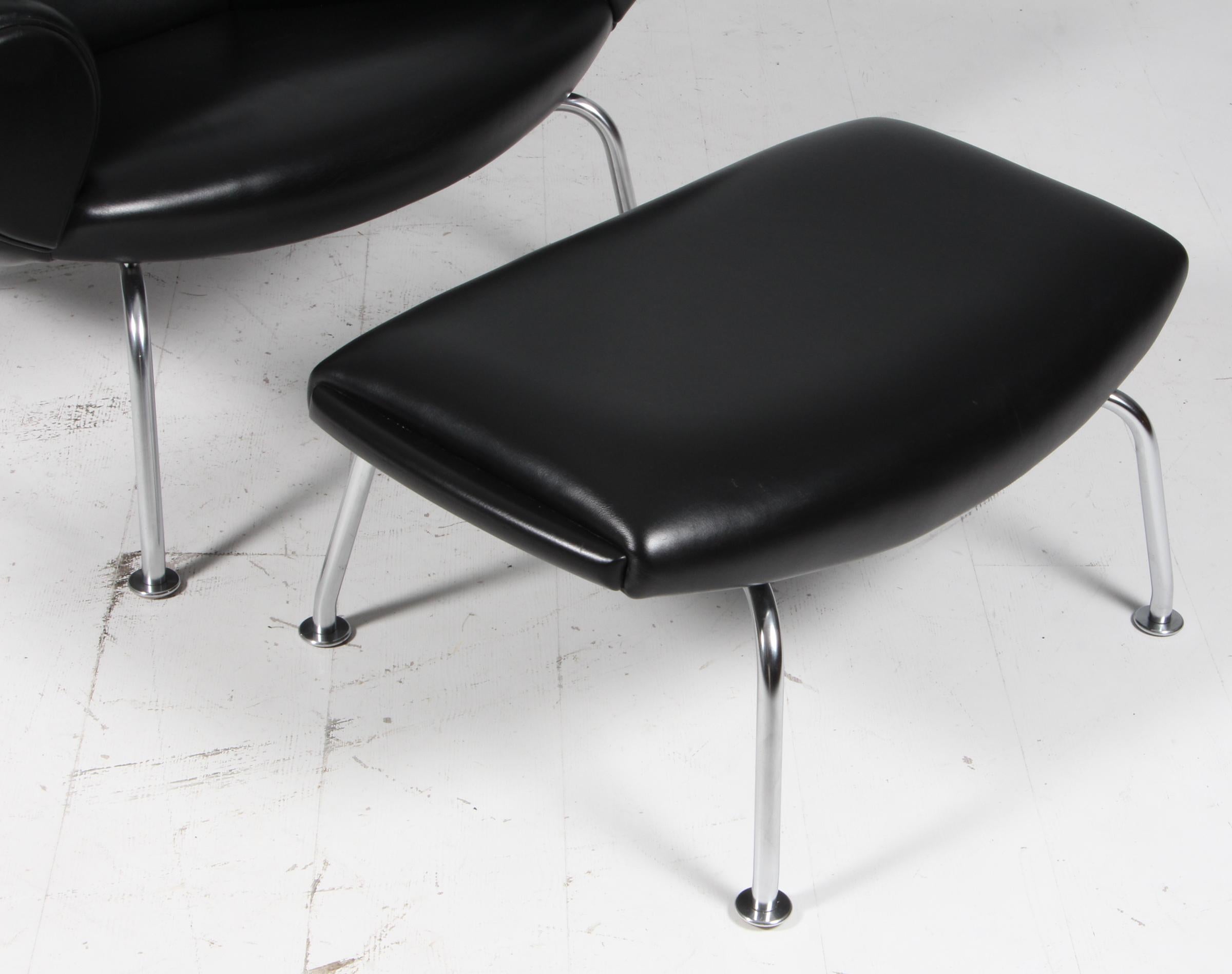 Hans J. Wegner Ox Chair und Ottomane Model No. EJ 100, schwarzes Originalleder (Dänisch) im Angebot