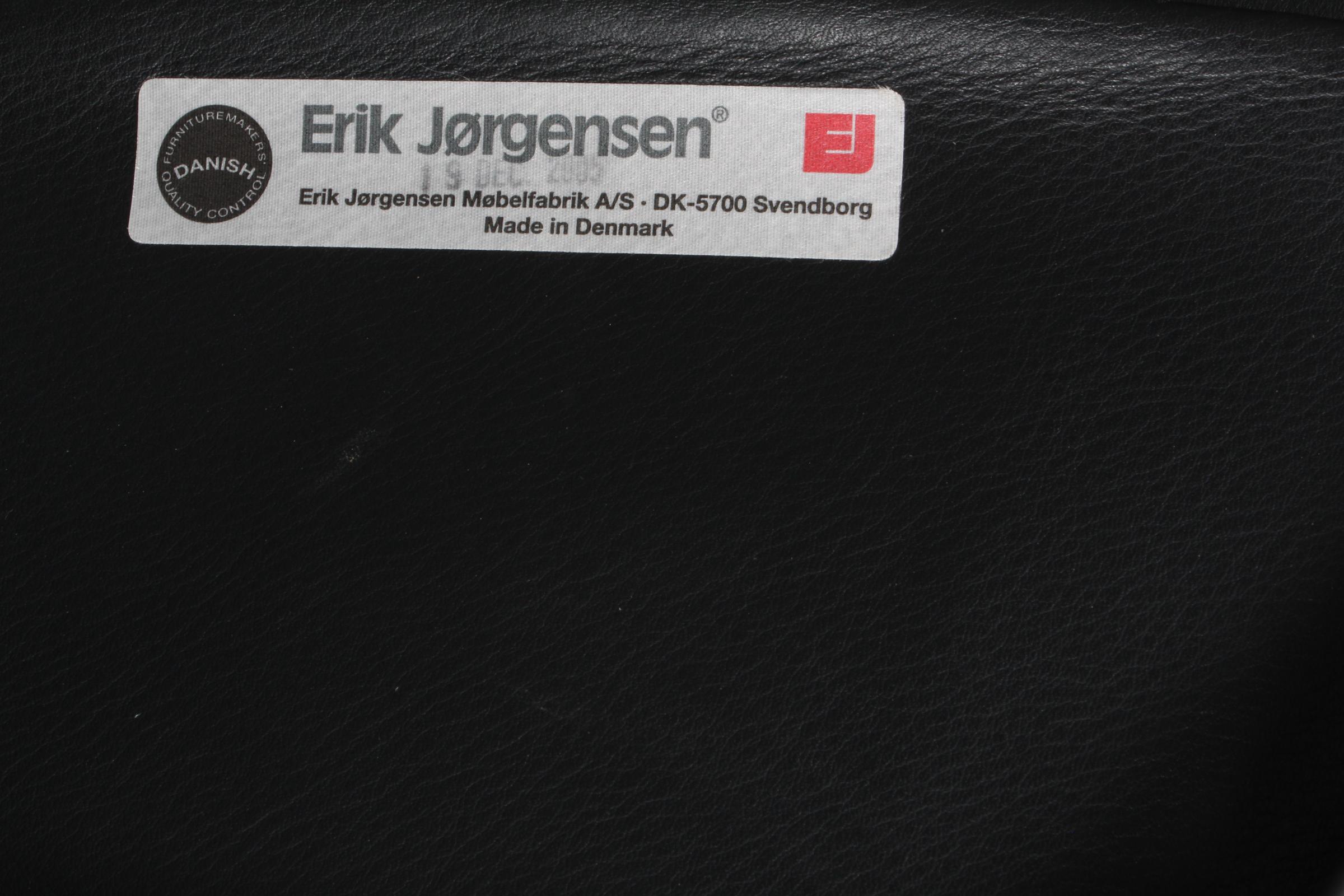Hans J. Wegner Ox Chair und Ottomane Model No. EJ 100, schwarzes Originalleder im Zustand „Gut“ im Angebot in Esbjerg, DK