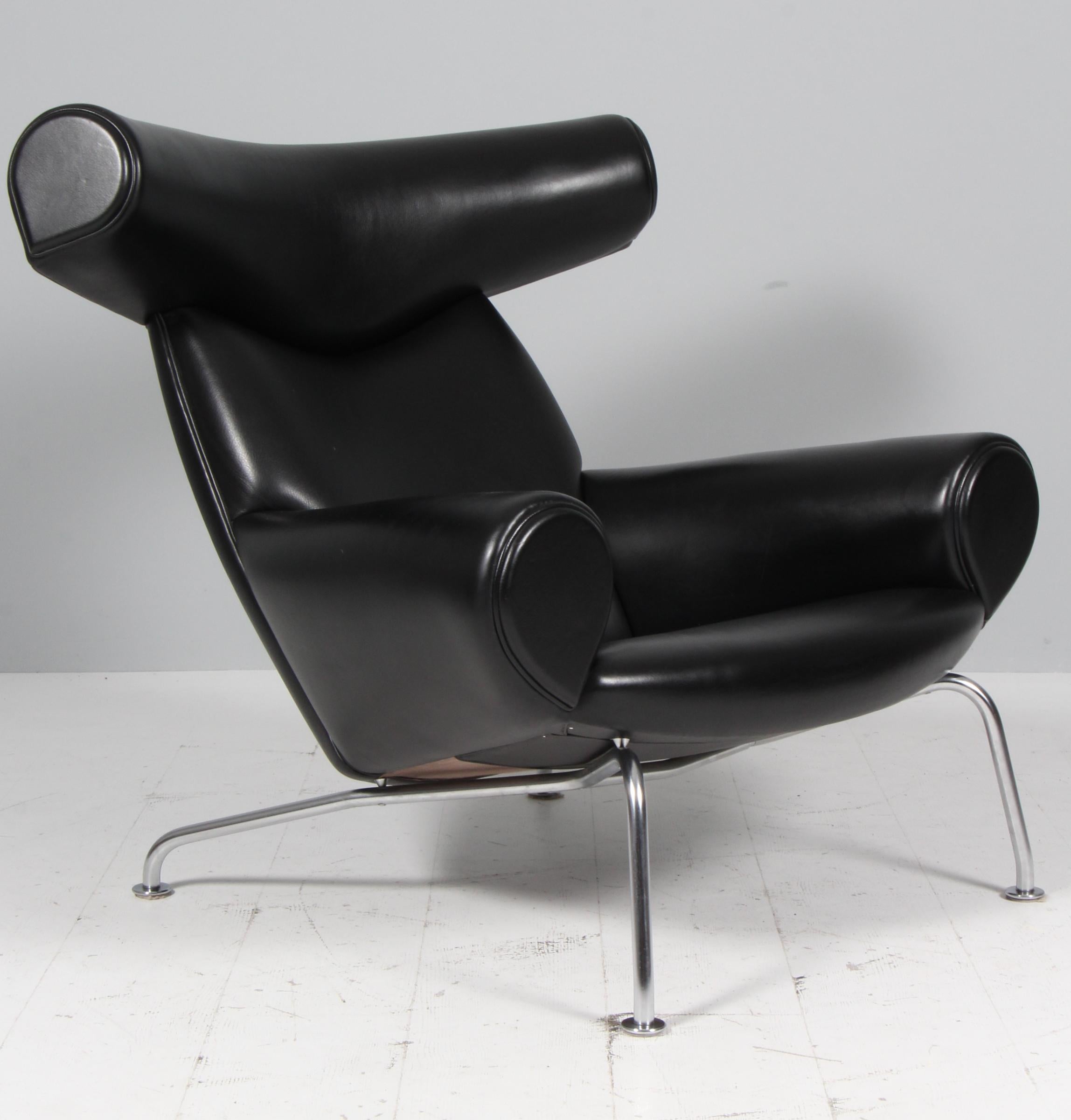 Hans J. Wegner Ox Chair und Ottomane Model No. EJ 100, schwarzes Originalleder (Mitte des 20. Jahrhunderts) im Angebot