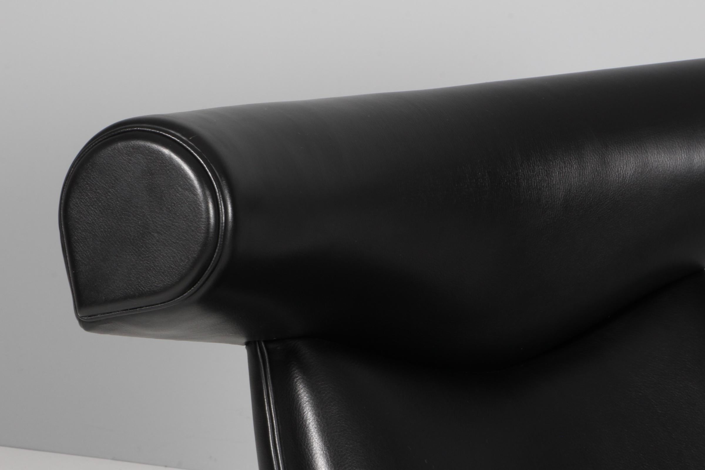 Hans J. Wegner Ox Chair und Ottomane Model No. EJ 100, schwarzes Originalleder (Edelstahl) im Angebot