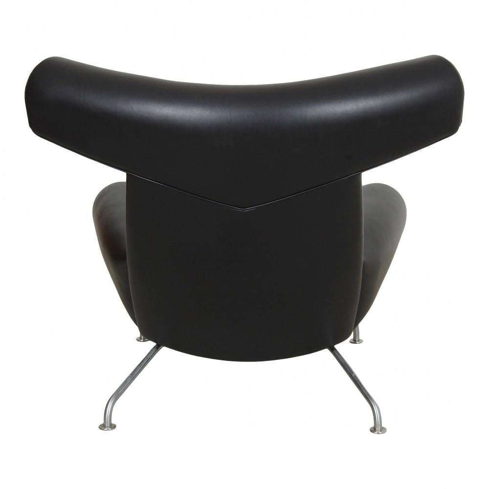 Hans J. Wegner Ox Chair Patinated Lounge Chair in Black Aniline Leather For Sale 3