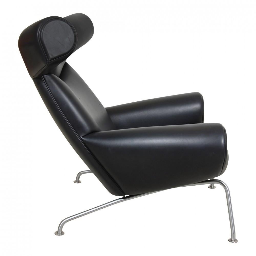 Hans J. Wegner Ox Chair en cuir aniline noir datant d'environ l'année 2000, qui apparaît dans un état patiné avec des rayures et des marques superficielles, principalement sur l'assise et les accoudoirs. Produit par Erik Jørgensen au Danemark, et