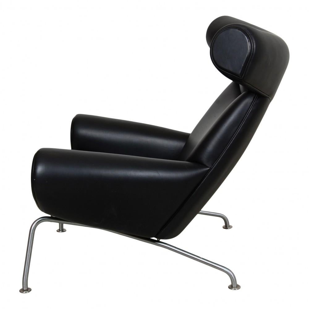 Hans J. Wegner Ox Chair Patinated Lounge Chair in Black Aniline Leather For Sale 1