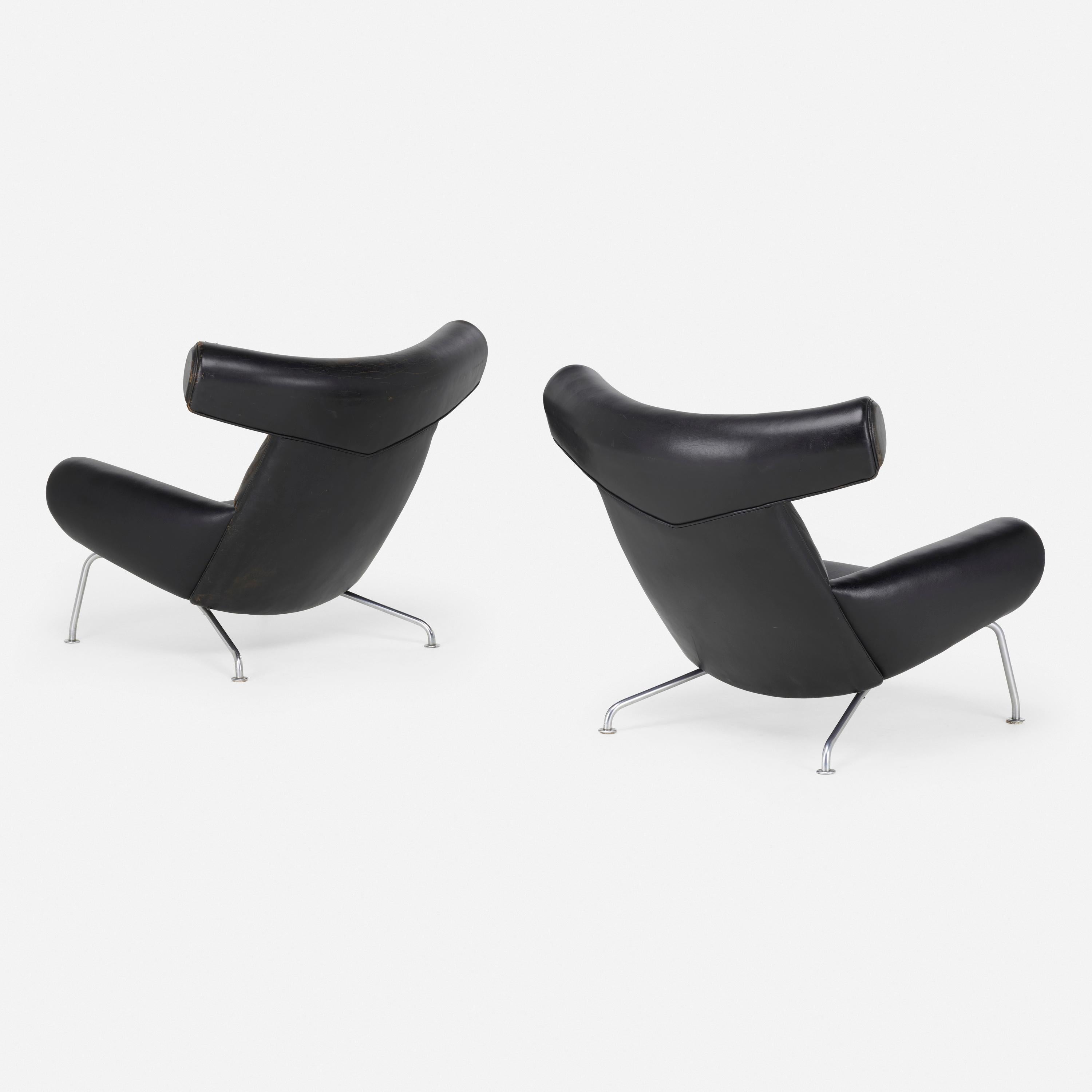 Magnifiques chaises Ox, modèle AP 46 de Hans J. Wegner. A.P. Stolen, Danemark, 1960. Cuir noir et acier chromé mat, avec étiquette du fabricant sur le dessous. Peut être vendu par paire ou à 13 000 dollars l'unité.