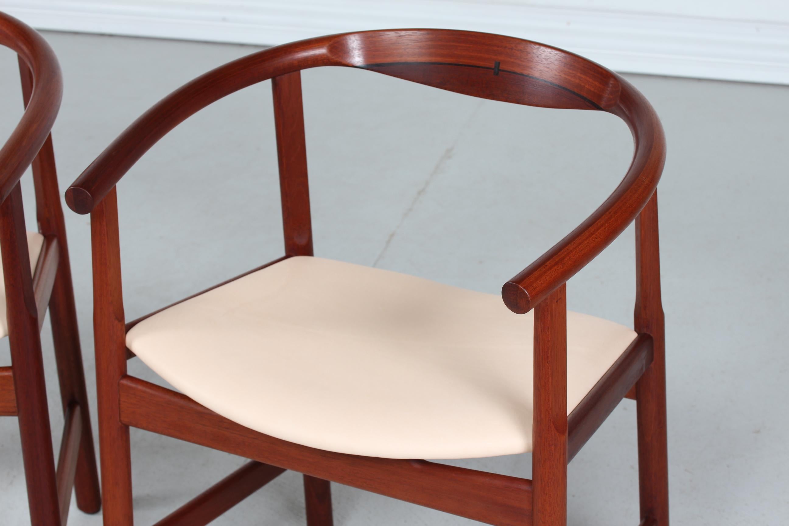 Paar Sessel Modell PP 203 des dänischen Designers Hans J. Wegner aus dem Jahr 1969, hergestellt von PP Furniture.
Die Sessel sind aus massivem Mahagoniholz mit Ölbehandlung und neuer Polsterung mit natürlichem Anilinleder gefertigt.
Diese