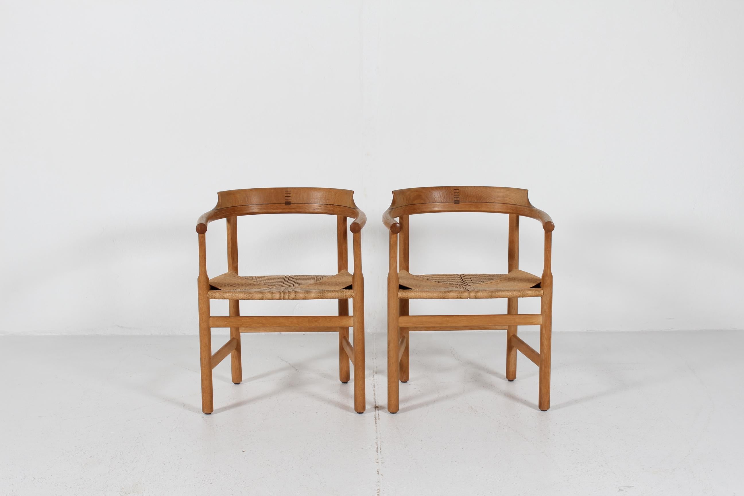 Pareja de sillones Model No. PP 62 del arquitecto y ebanista danés Hans J. Wegner (1914-2007), diseñados especialmente para los transbordadores DFDS en 1975.
Este par de sillas están fabricadas por PP Furniture.

Los sillones son de roble macizo con