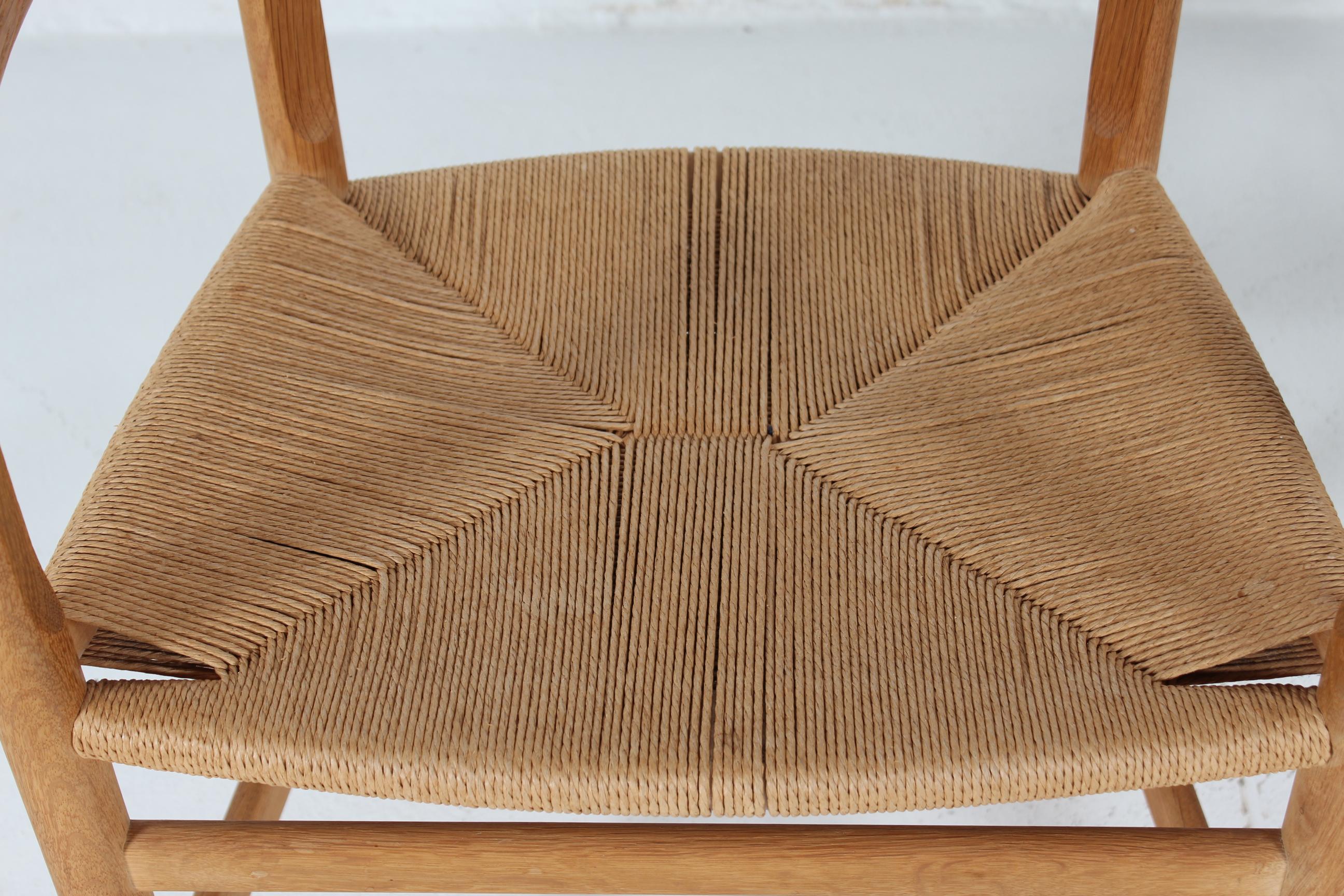 Hans J. Wegner Pareja de sillones PP 62 de roble macizo de PP Møbler en Dinamarca Década de 1990 Cordón de papel en venta