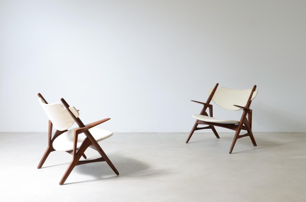 Hans J. Wegner (1914-2007)

Pareja de sillones CH-28 Sawbuck con armazón de madera de teca y tapicería de tela.

De Padova 1960's