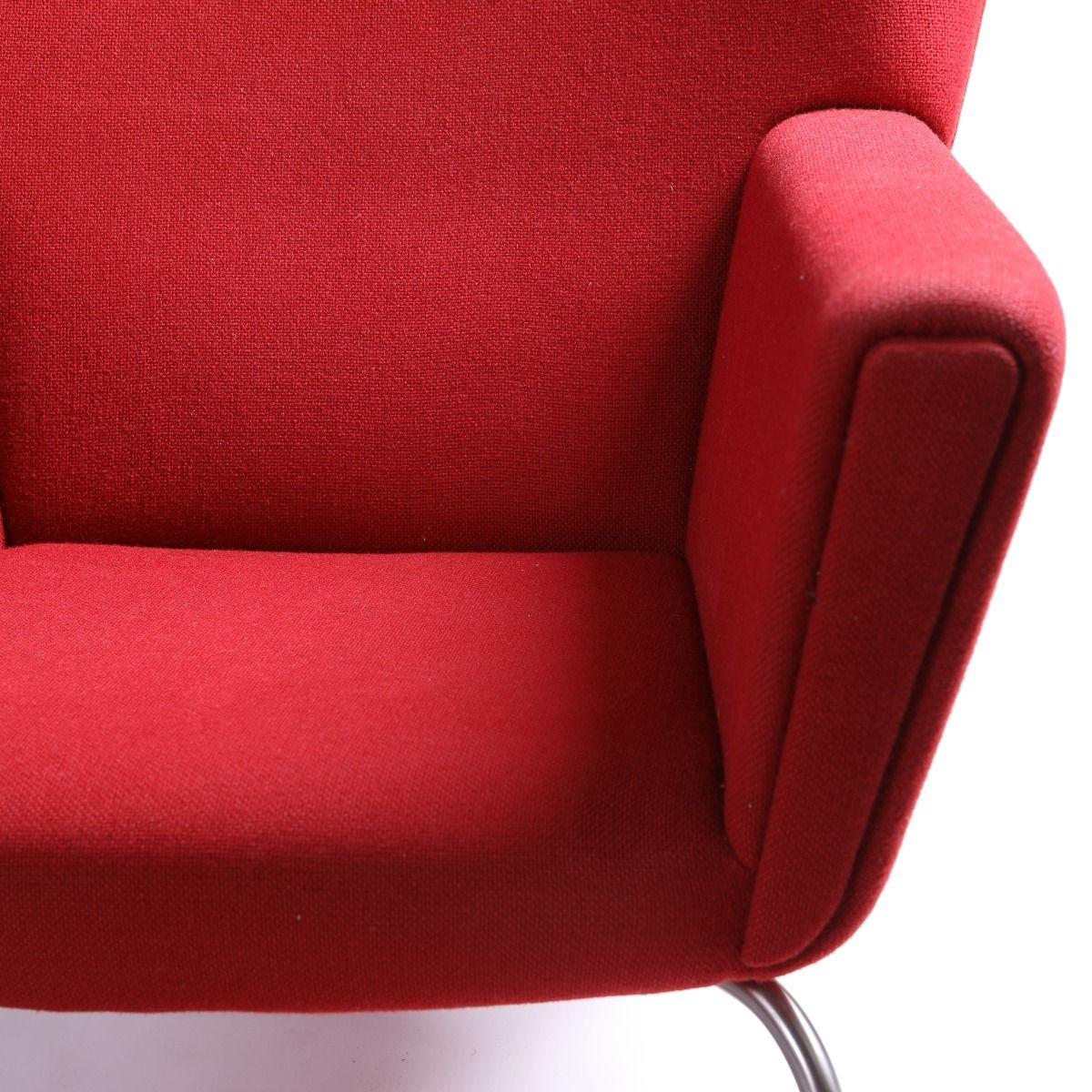 Hans J. Wegner paire de chaises à oreilles CH445 avec ottoman CH446 en vente 3