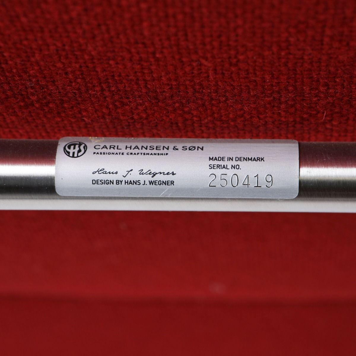 Hans J. Wegner paire de chaises à oreilles CH445 avec ottoman CH446 en vente 4