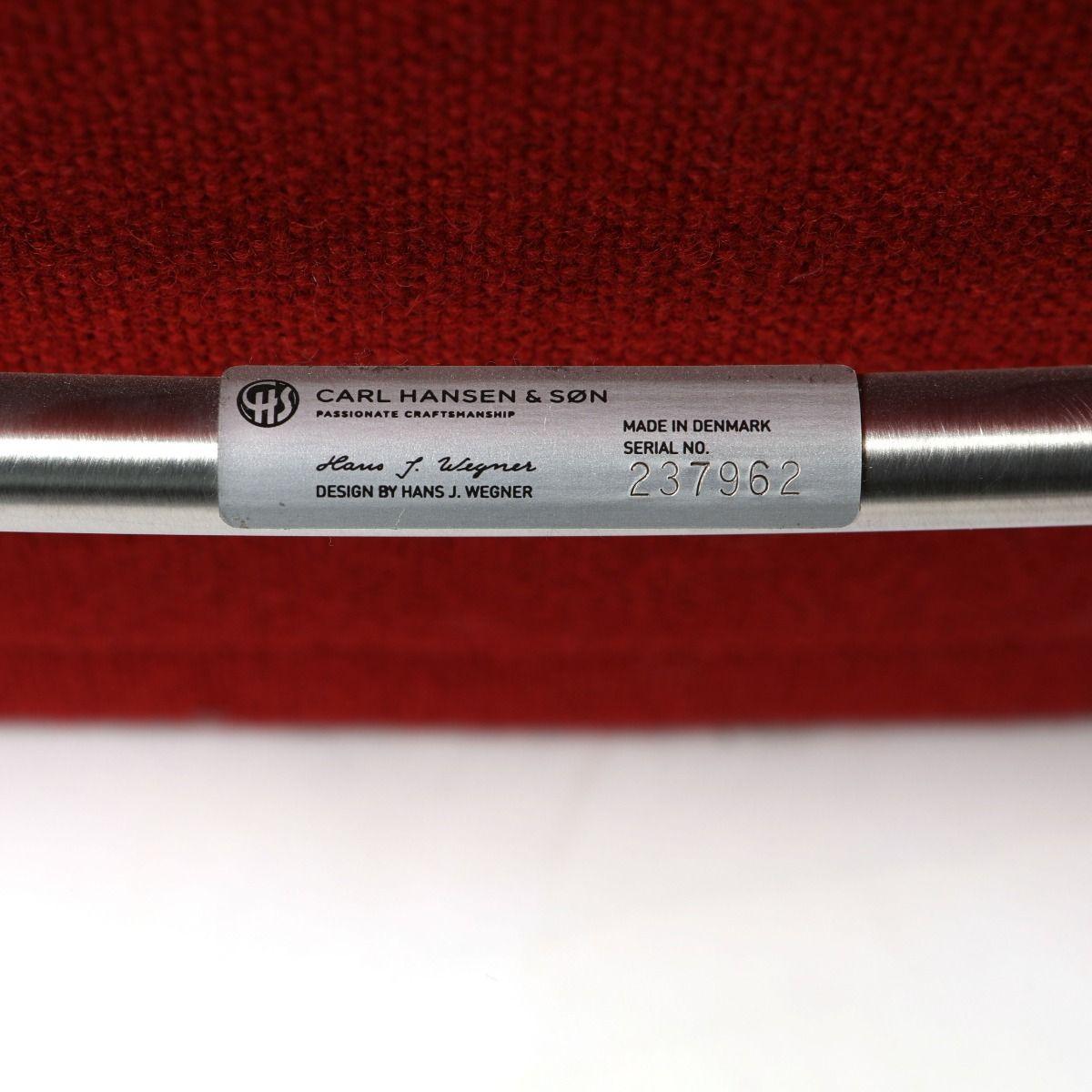 Hans J. Wegner paire de chaises à oreilles CH445 avec ottoman CH446 en vente 6