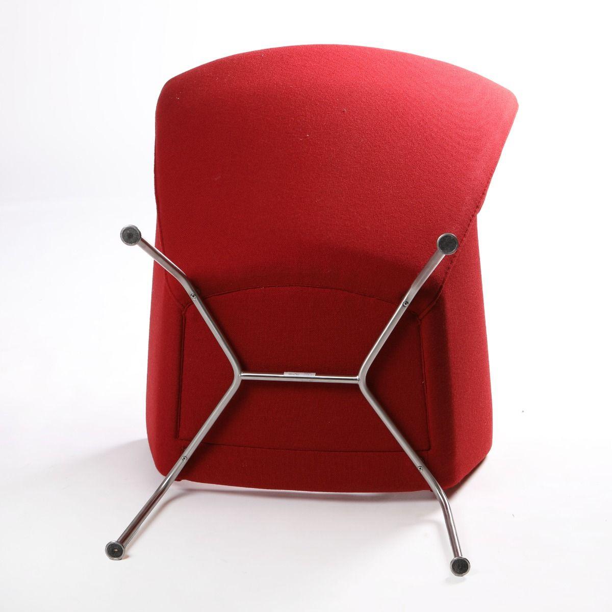Hans J. Wegner paire de chaises à oreilles CH445 avec ottoman CH446 en vente 7