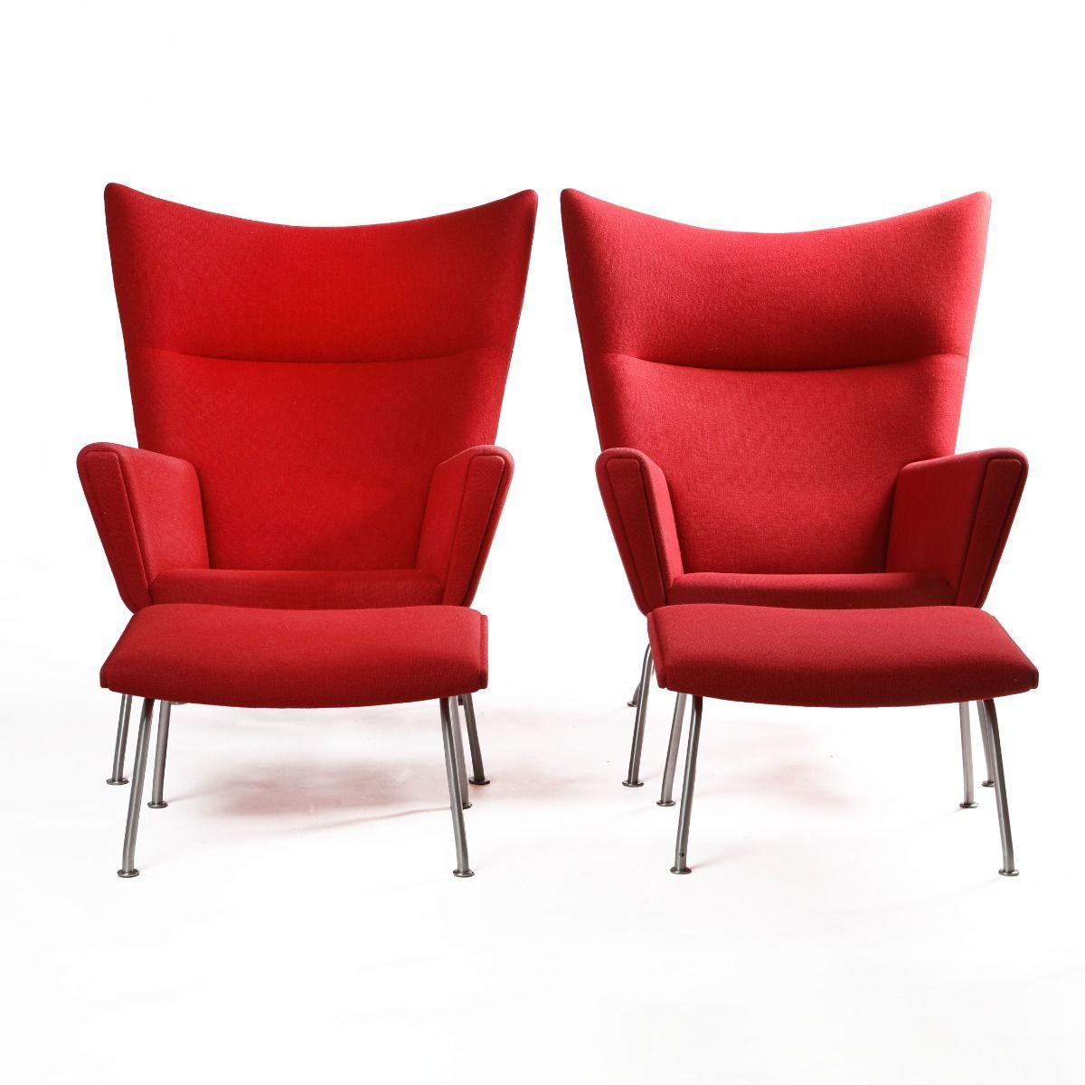 Paire de chaises à oreilles, modèle CH445, et ottoman assorti, modèle CH446.
Conçu par Hans J. Wegner vers 1960 et fabriqué par Carl Hansen & Søn en 2006.

Le CH445 est un fauteuil de salon à haut dossier entièrement rembourré - souvent appelé 