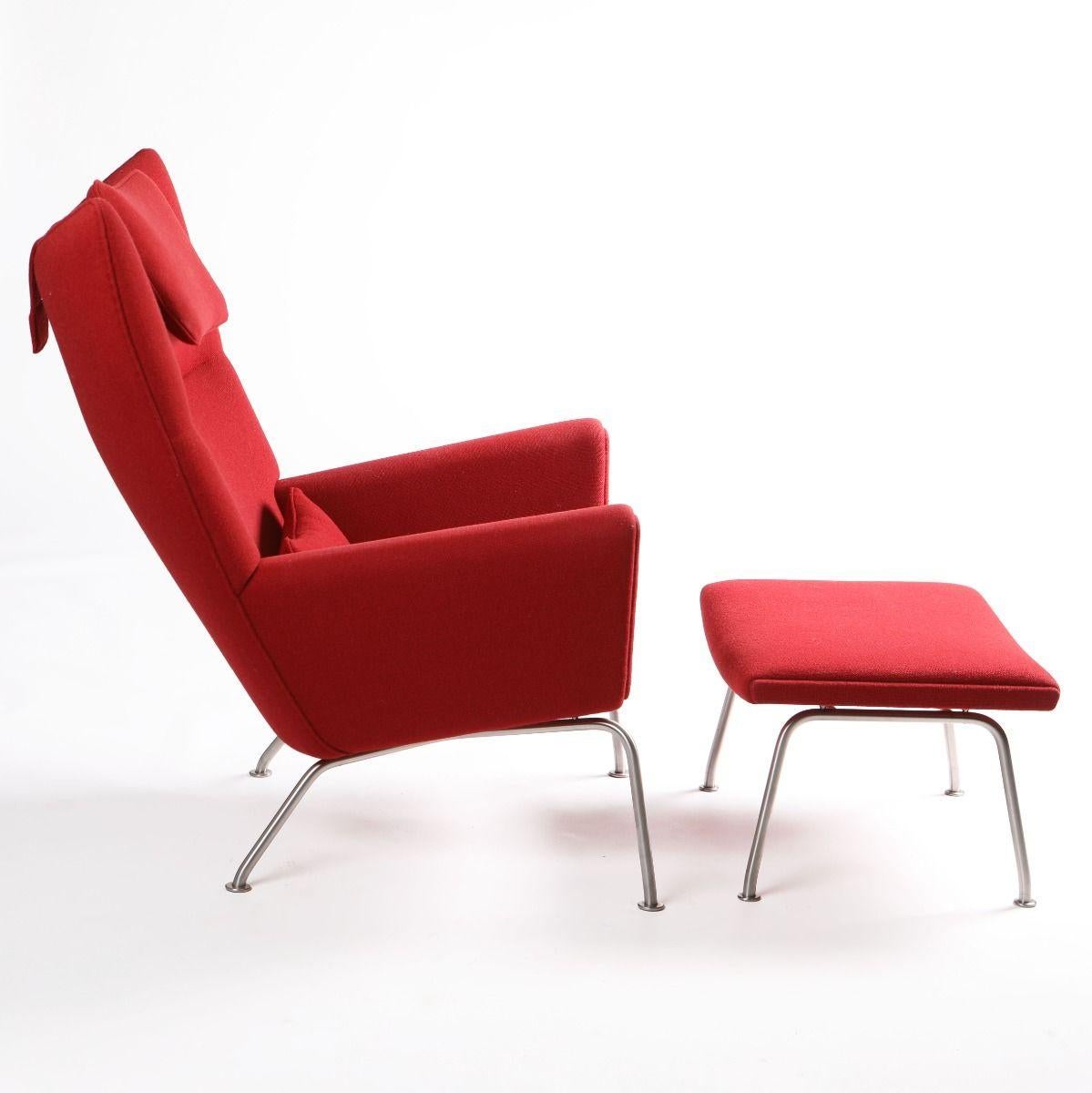 Moderne Hans J. Wegner paire de chaises à oreilles CH445 avec ottoman CH446 en vente
