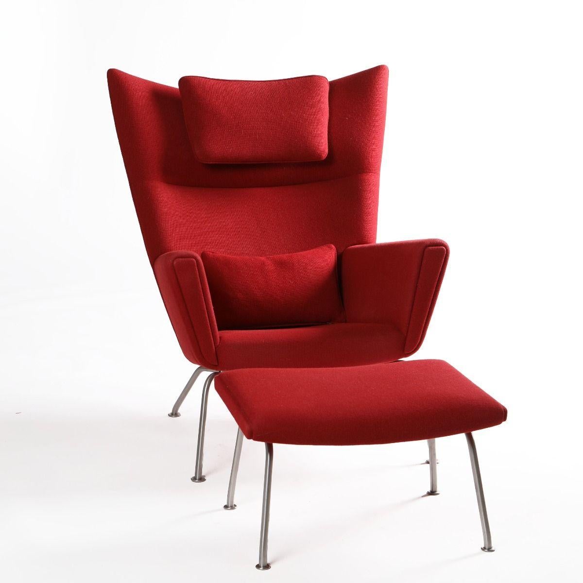 Danois Hans J. Wegner paire de chaises à oreilles CH445 avec ottoman CH446 en vente