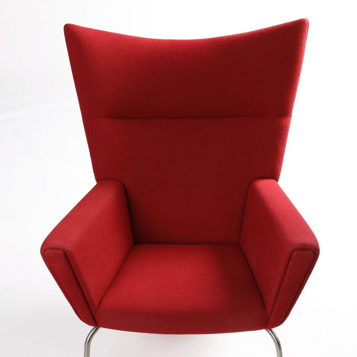 Hans J. Wegner paire de chaises à oreilles CH445 avec ottoman CH446 Bon état - En vente à Kastrup, DK