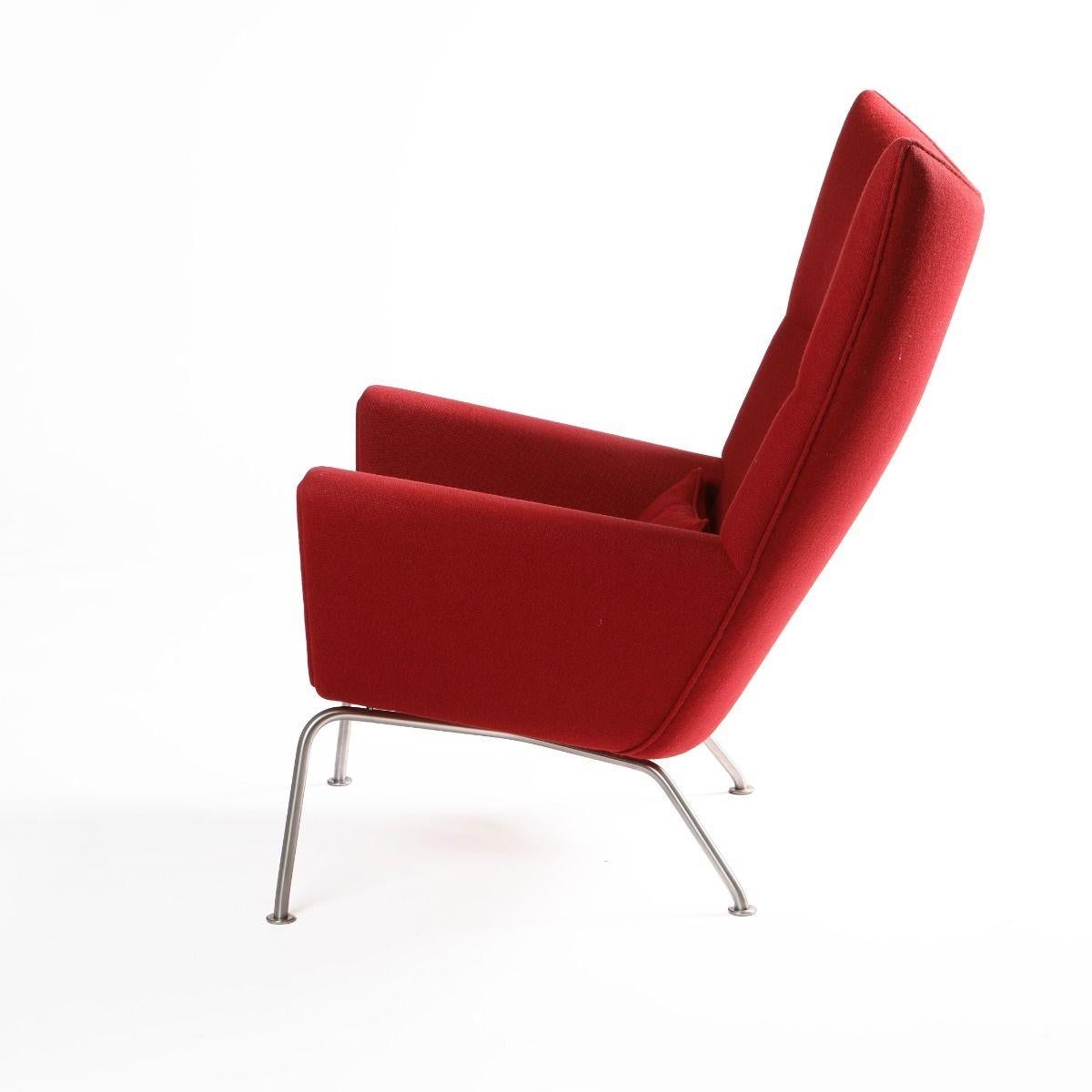 XXIe siècle et contemporain Hans J. Wegner paire de chaises à oreilles CH445 avec ottoman CH446 en vente