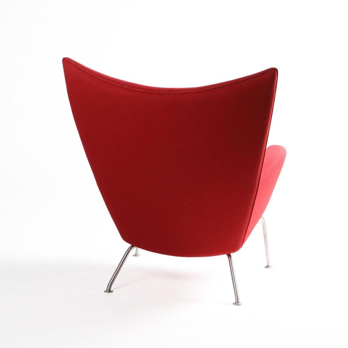 Laine Hans J. Wegner paire de chaises à oreilles CH445 avec ottoman CH446 en vente