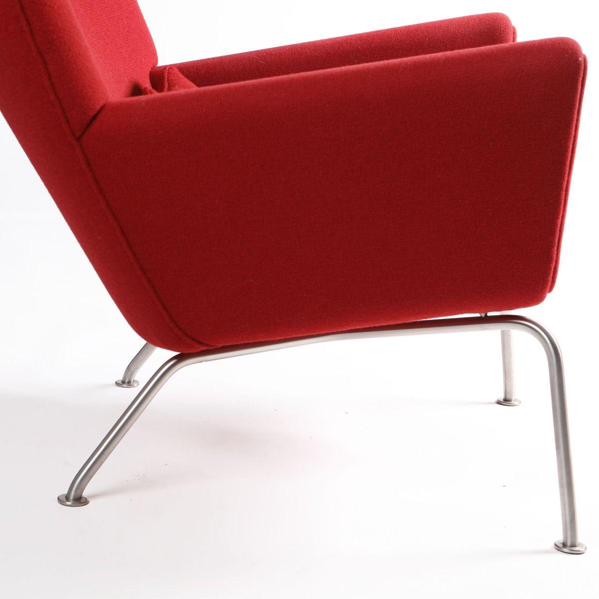 Hans J. Wegner paire de chaises à oreilles CH445 avec ottoman CH446 en vente 2