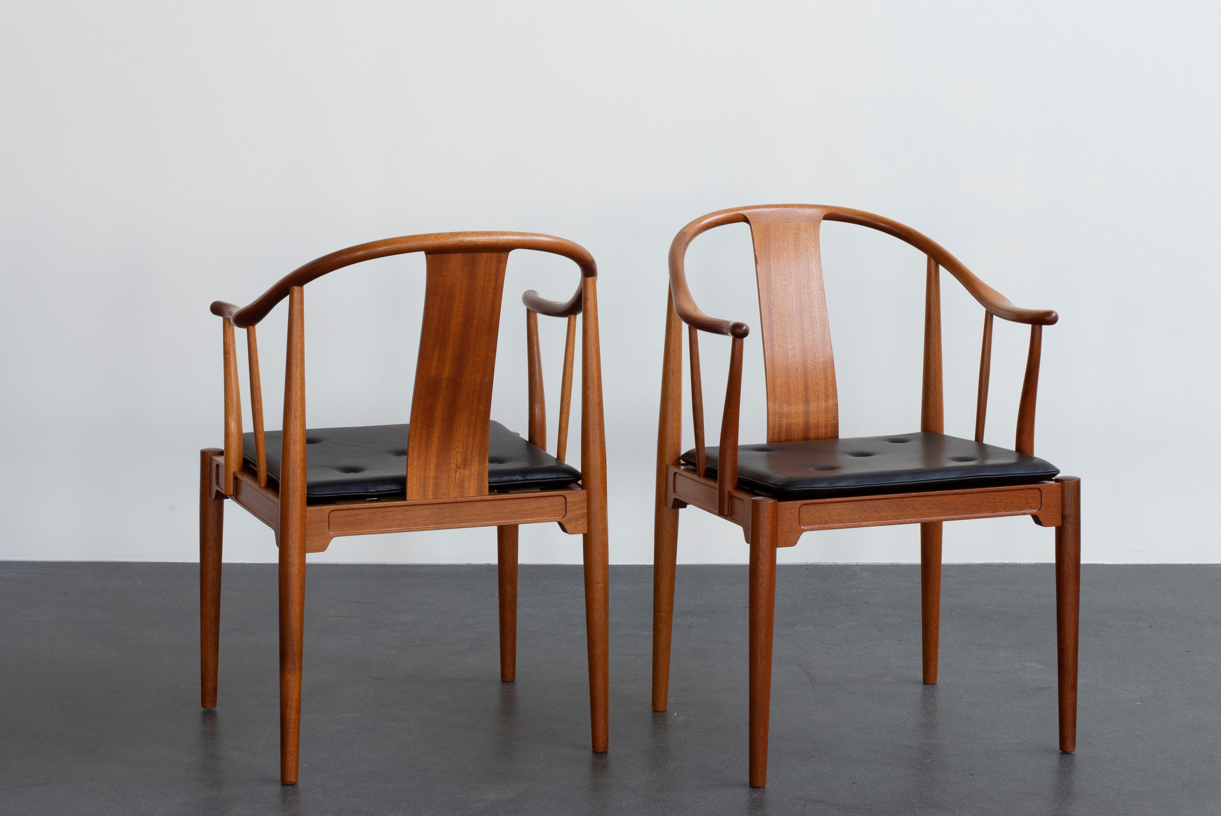 Scandinavian Modern Hans J. Wegner Pair of Chinese Chairs in Mahogany for Fritz Hansen For Sale