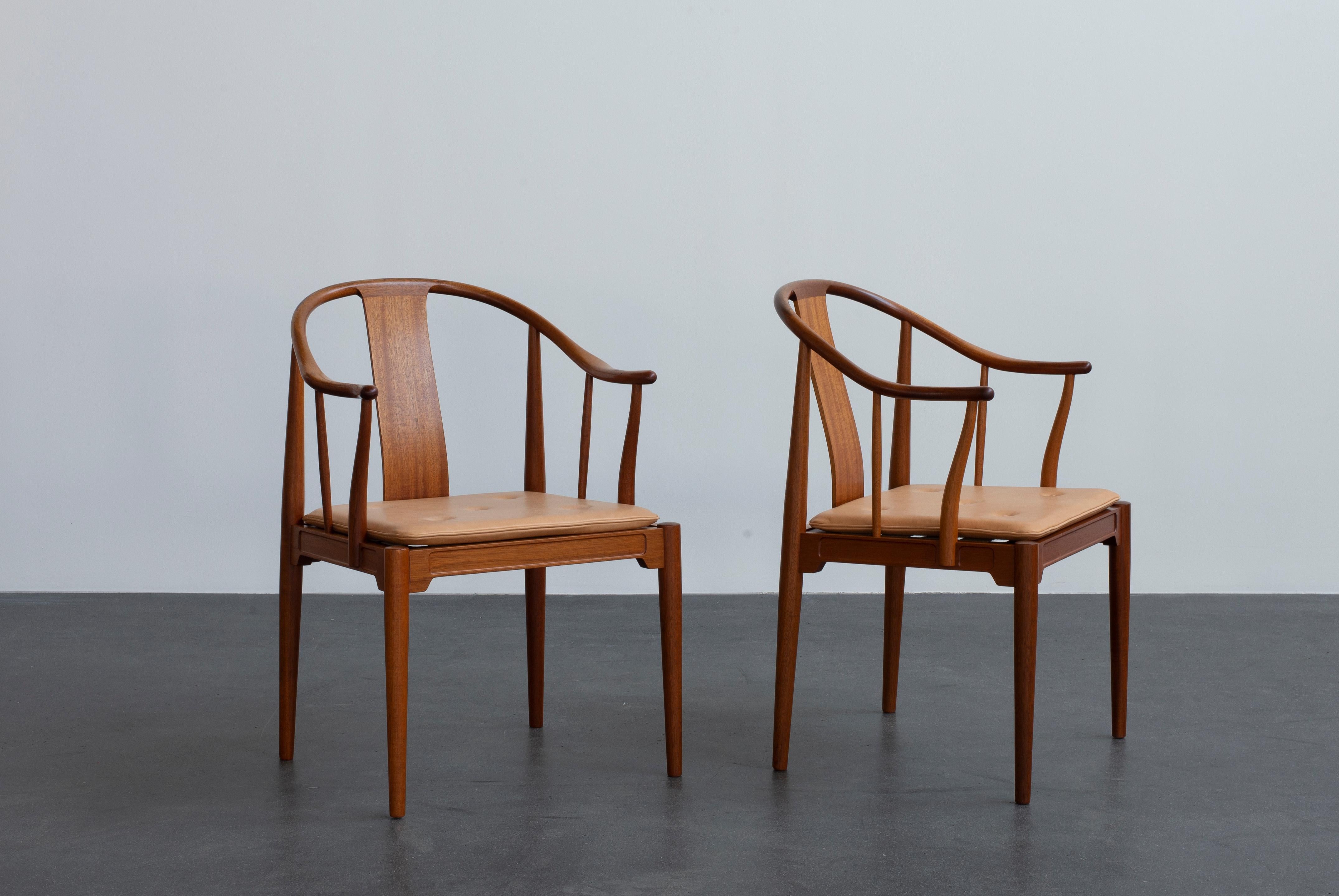 Scandinavian Modern Hans J. Wegner Pair of Chinese Chairs in Mahogany for Fritz Hansen For Sale