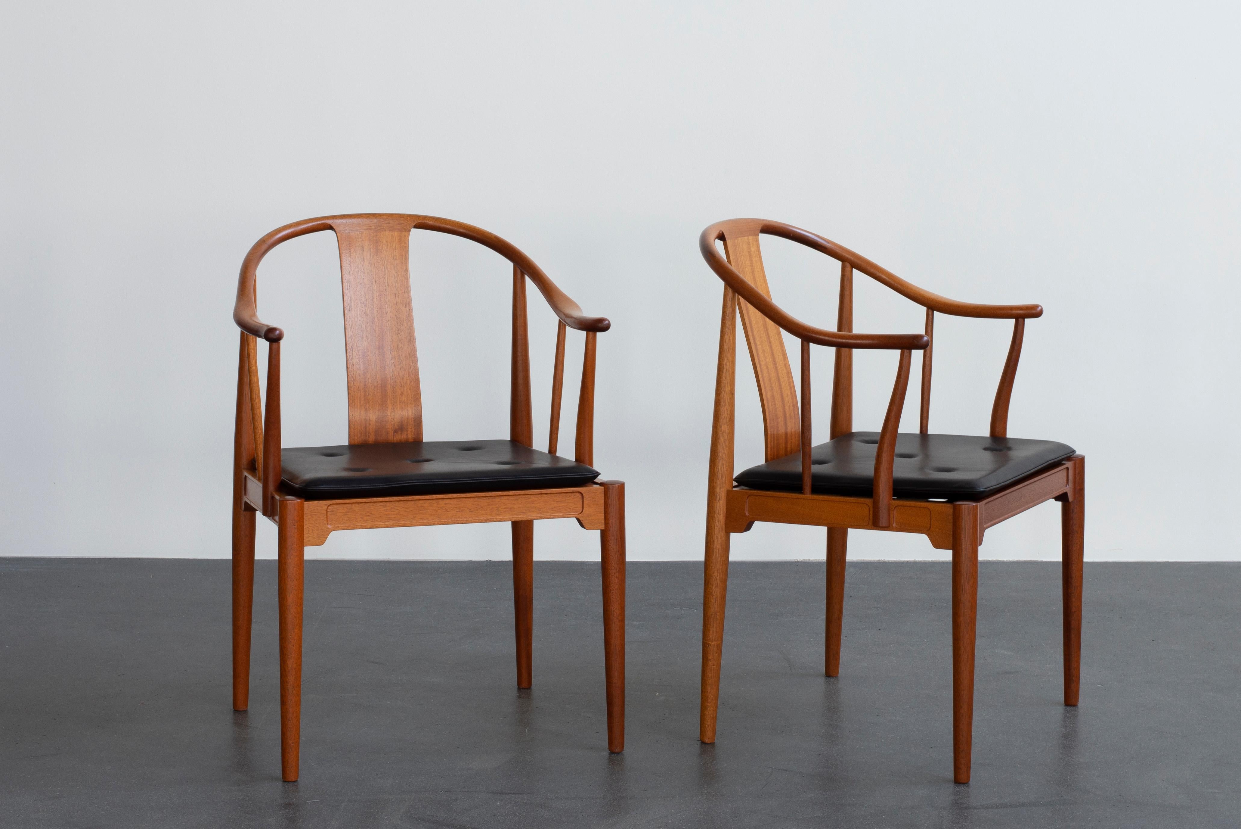 Danish Hans J. Wegner Pair of Chinese Chairs in Mahogany for Fritz Hansen For Sale