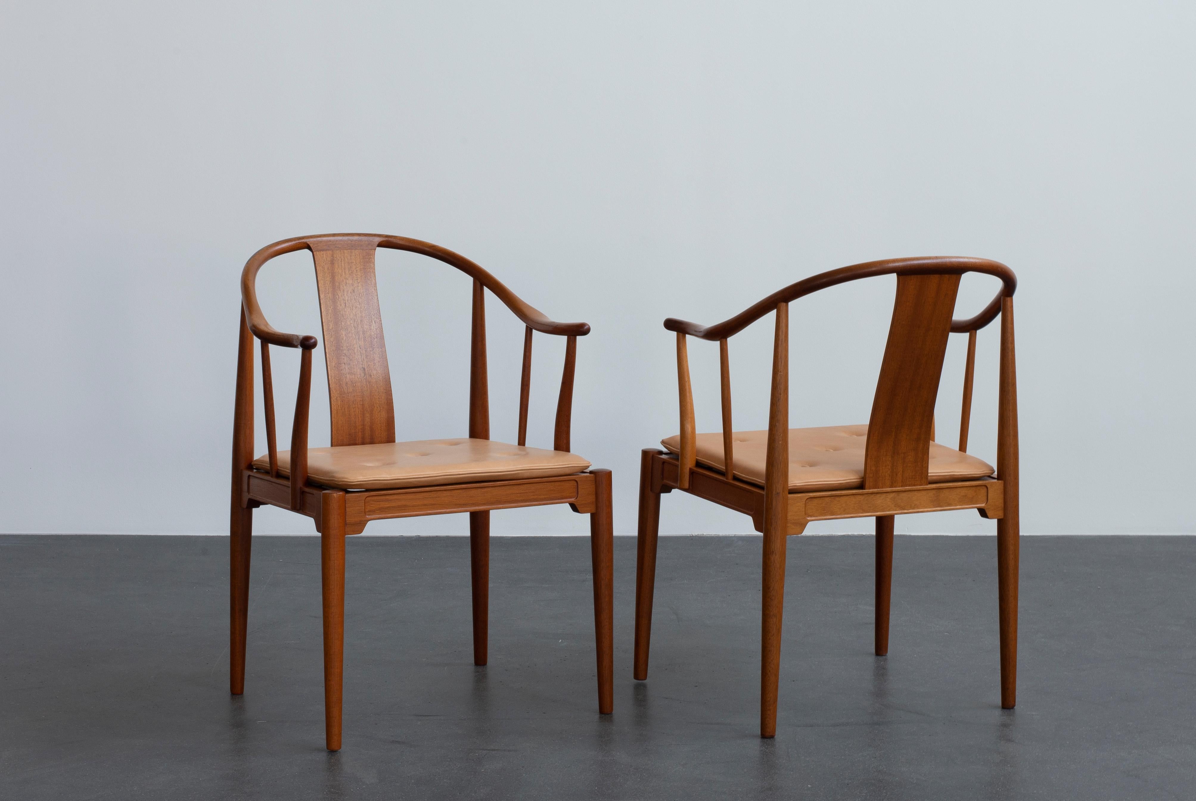 Paar chinesische Stühle aus Mahagoni von Hans J. Wegner für Fritz Hansen (Dänisch) im Angebot