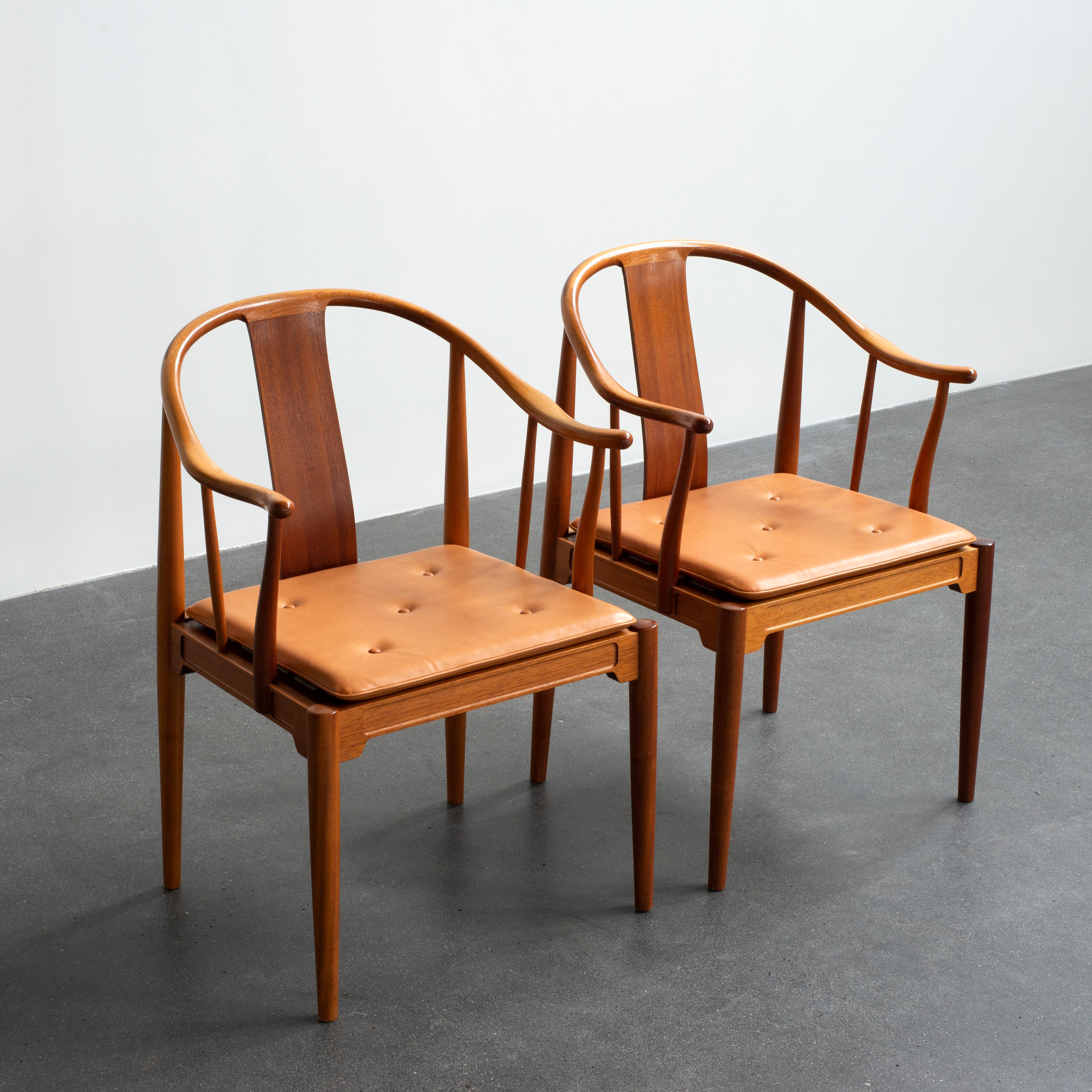 Lacquered Hans J. Wegner Pair of Chinese Chairs in Mahogany for Fritz Hansen