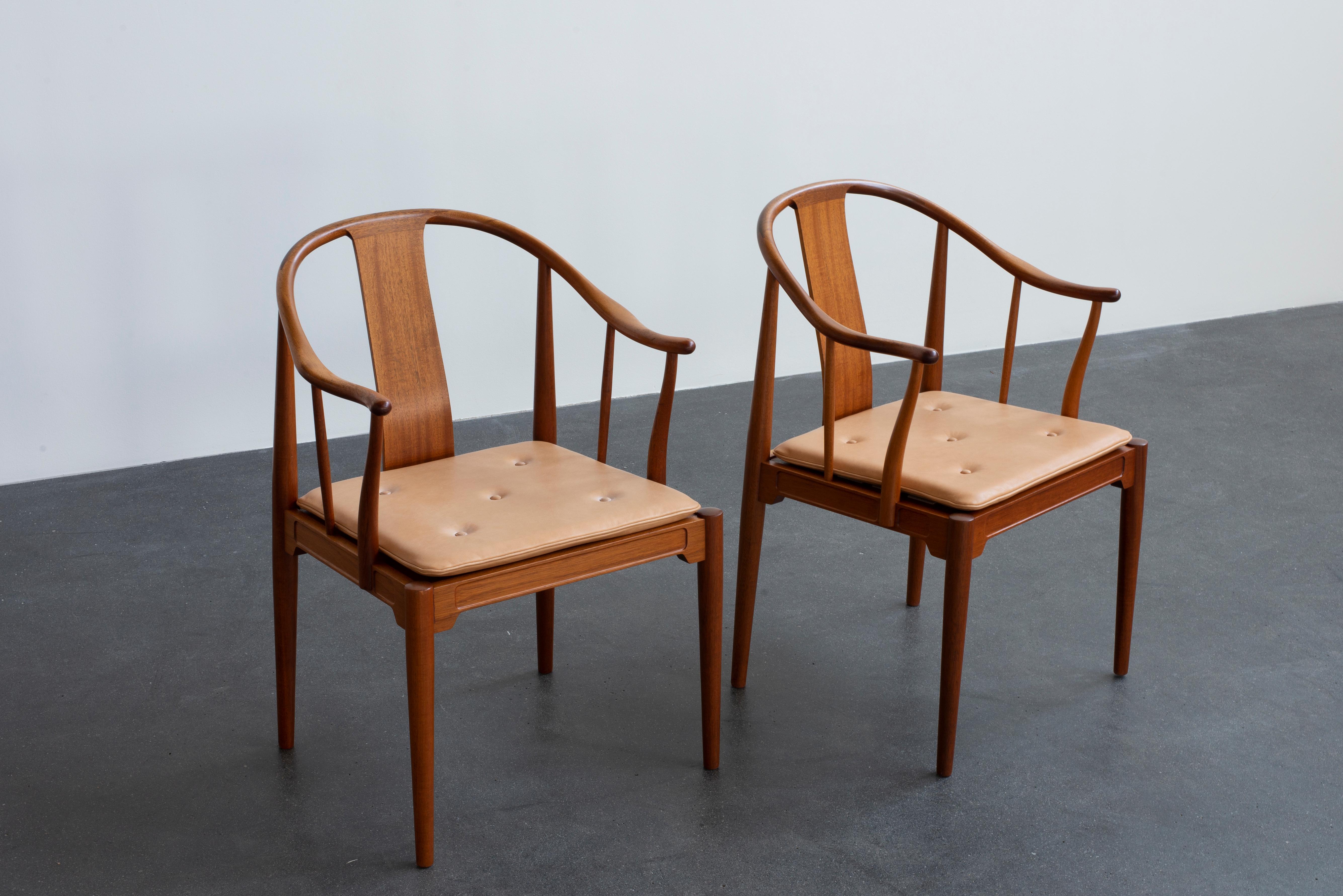 Lacquered Hans J. Wegner Pair of Chinese Chairs in Mahogany for Fritz Hansen For Sale