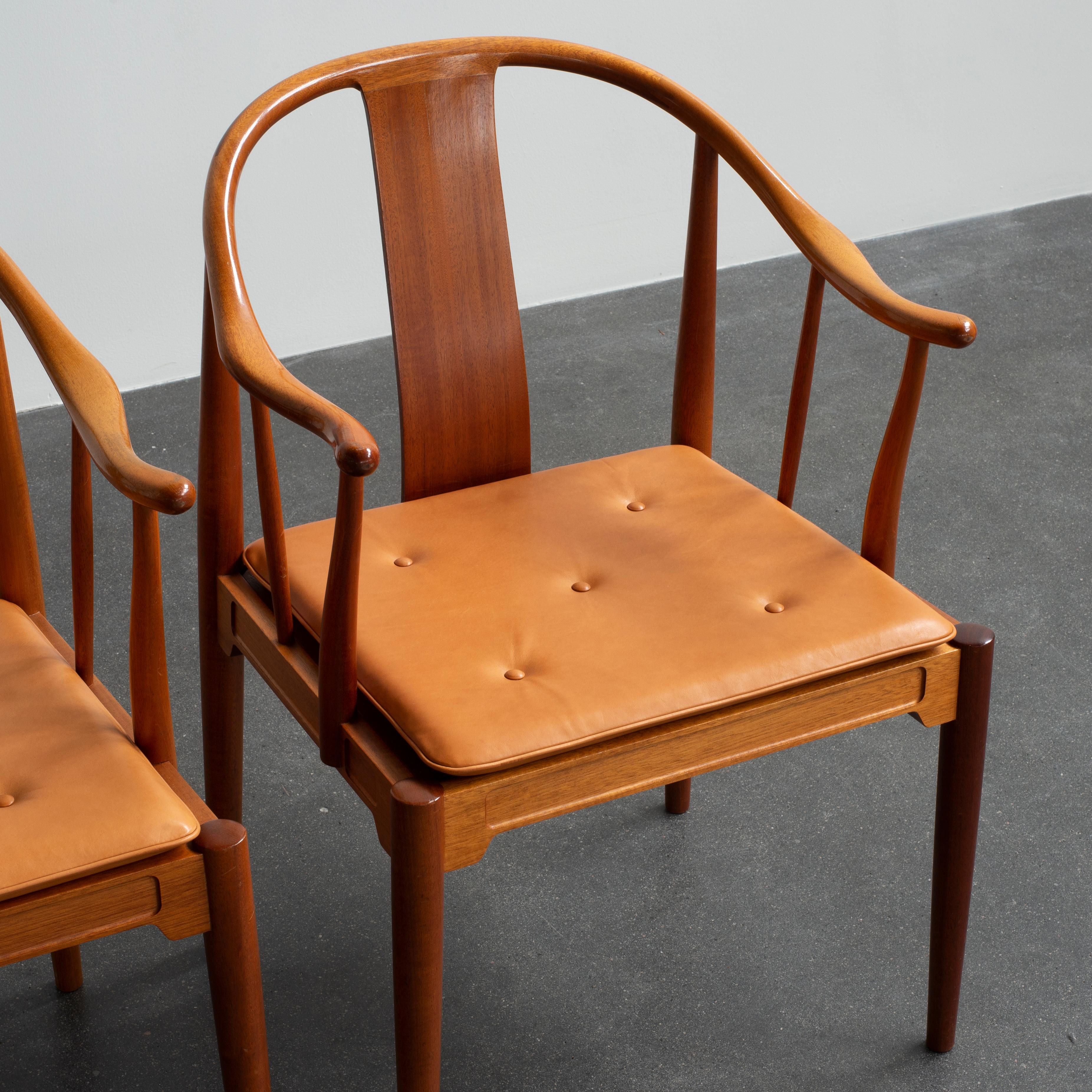 Hans J. Wegner Pair of Chinese Chairs in Mahogany for Fritz Hansen In Good Condition In Copenhagen, DK