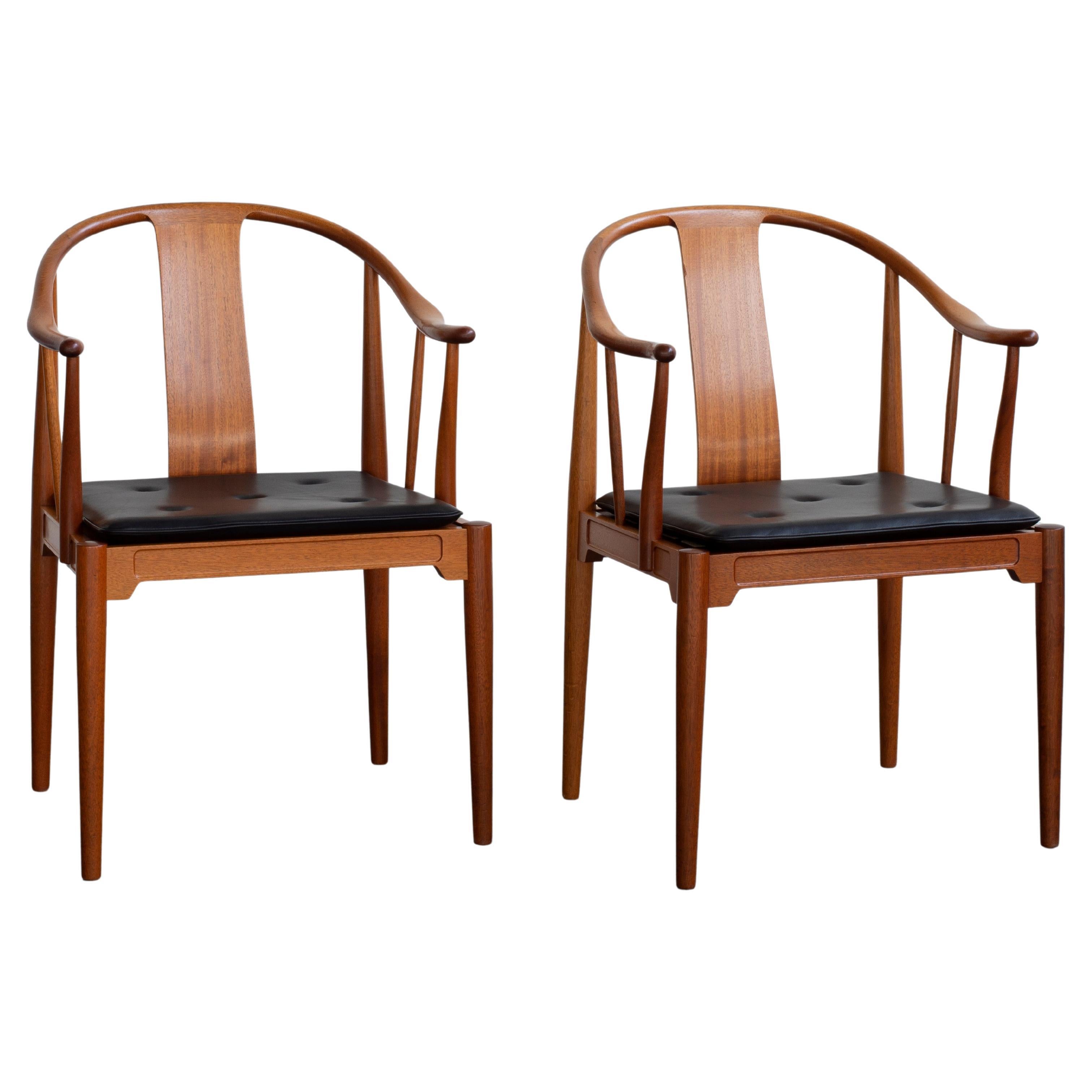 Hans J. Wegner Pair of Chinese Chairs in Mahogany for Fritz Hansen For Sale