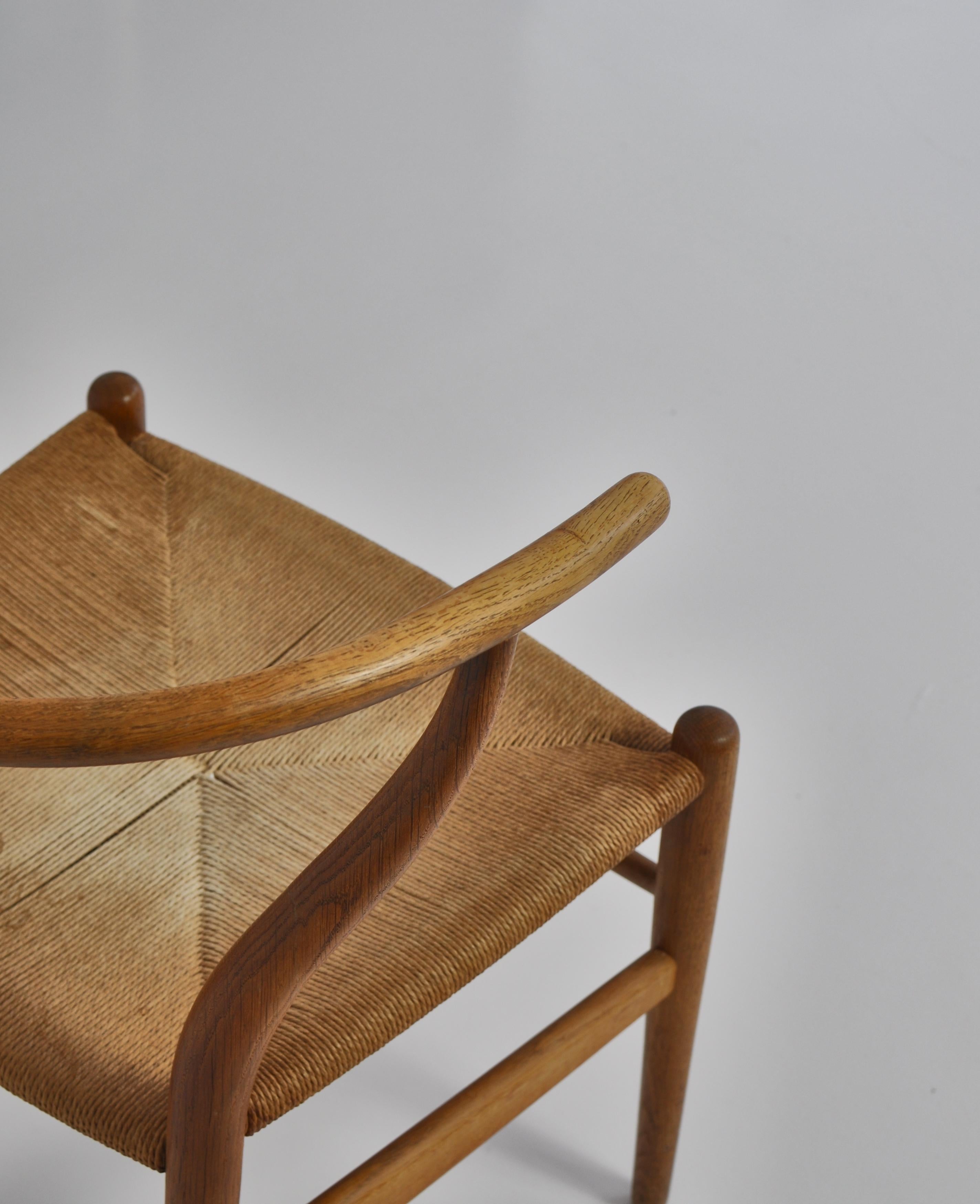 Hans J. Wegner Pair of Early Stamped Carl Hansen & Sons Wishbone Chairs, 1950s In Good Condition In Odense, DK